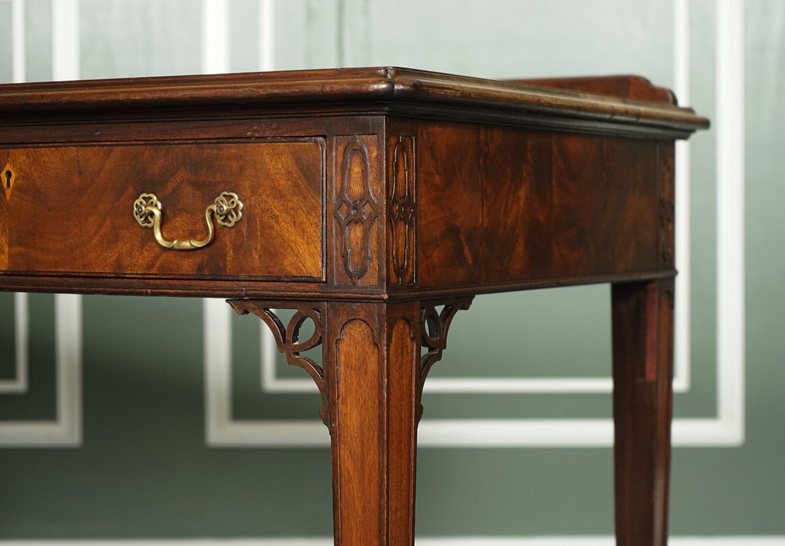 STUNNING CHIPPENDALE STYLE MAHOGANY CONSOLE HALLWAY TABLE WITH ORIGINAL HANDLES