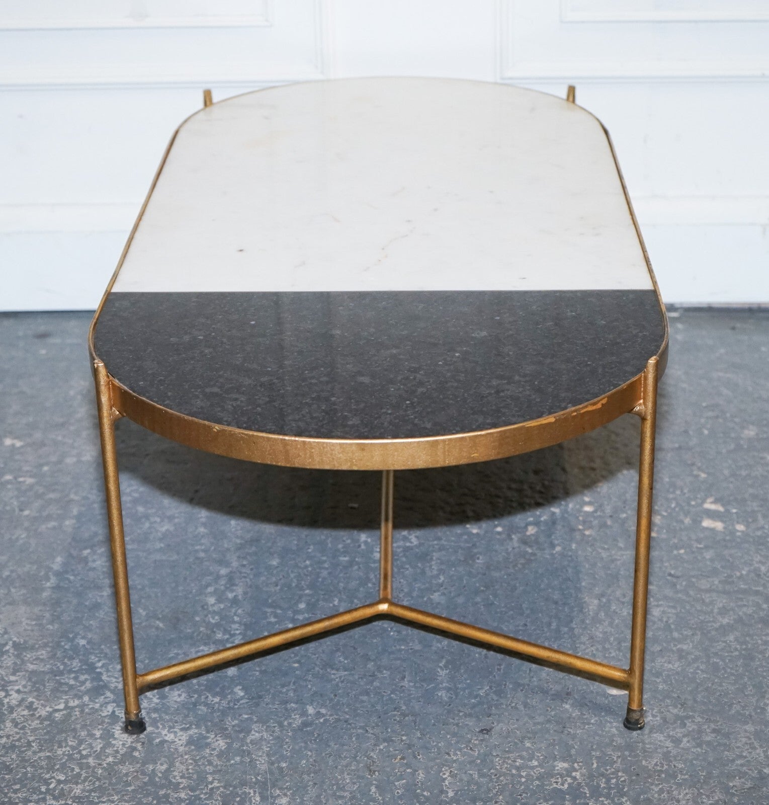 CONTEMPORARY ITALIAN TWO TONE MARBLE & LIMESTONE COFFEE TABLE ON METAL GOLD LEGS