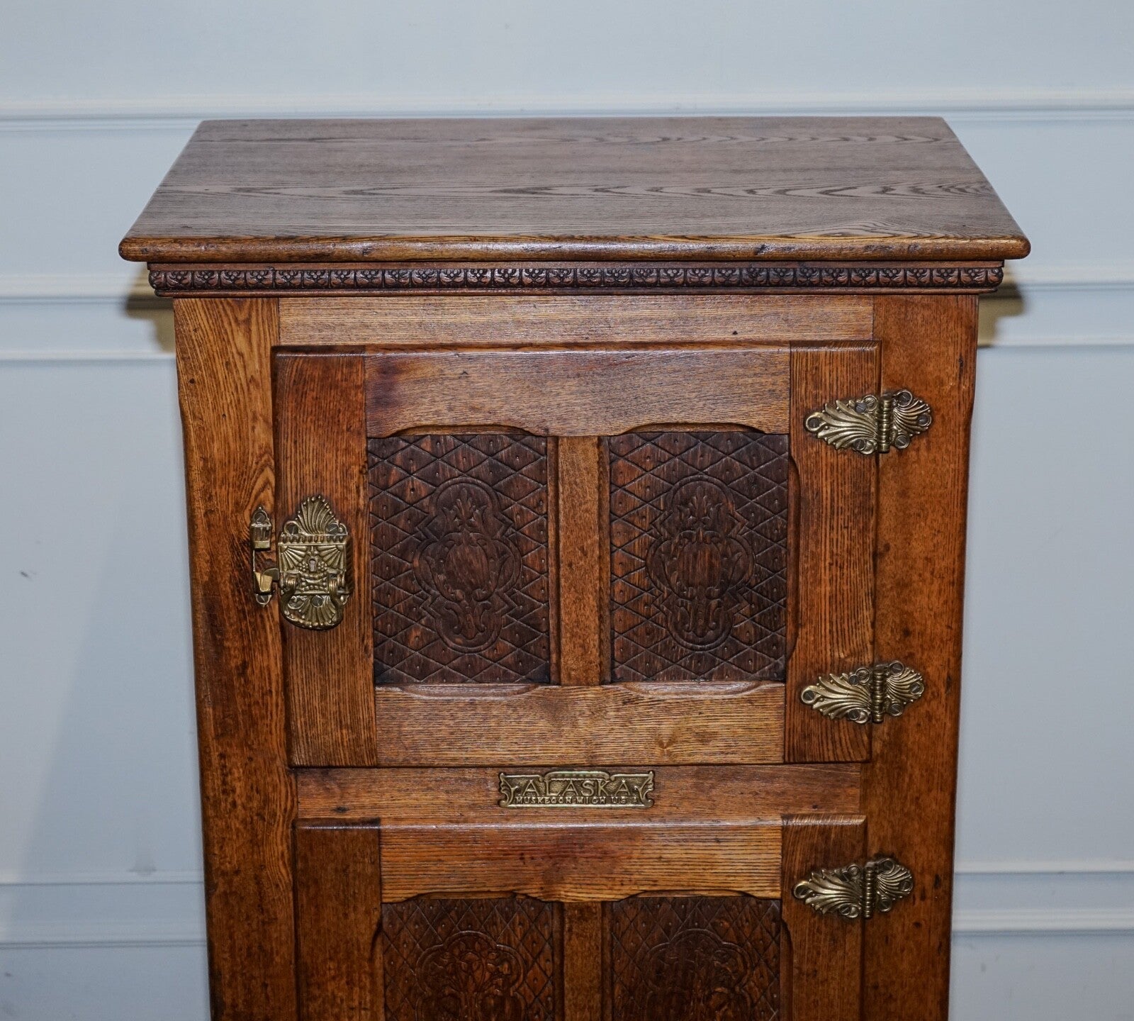 CIRCA 1900'S LARGE NORTH AMERICAN ALASKA MUSKEGON OAK LARDER ICE BOX COLLECTABLE