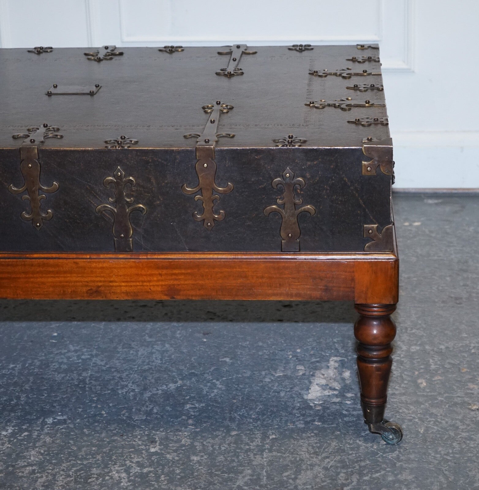 THEODORE ALEXANDER EXQUISITE LARGE COFFEE TABLE DRAWERS ON BOTH SIDES