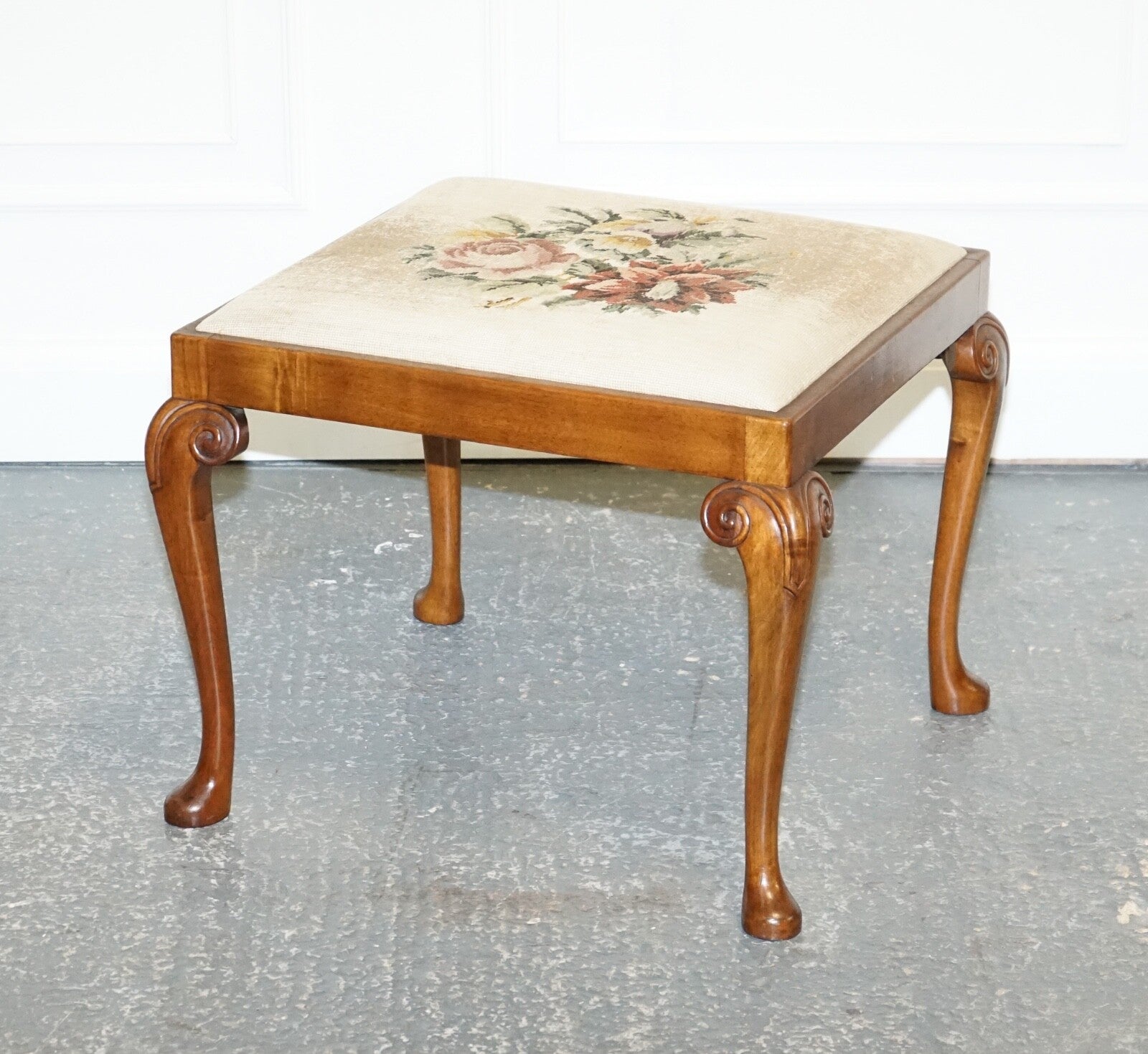 LOVELY DECORATIVE VICTORIAN HAND CARVED QUEEN ANNE LEGS PIANO STOOL