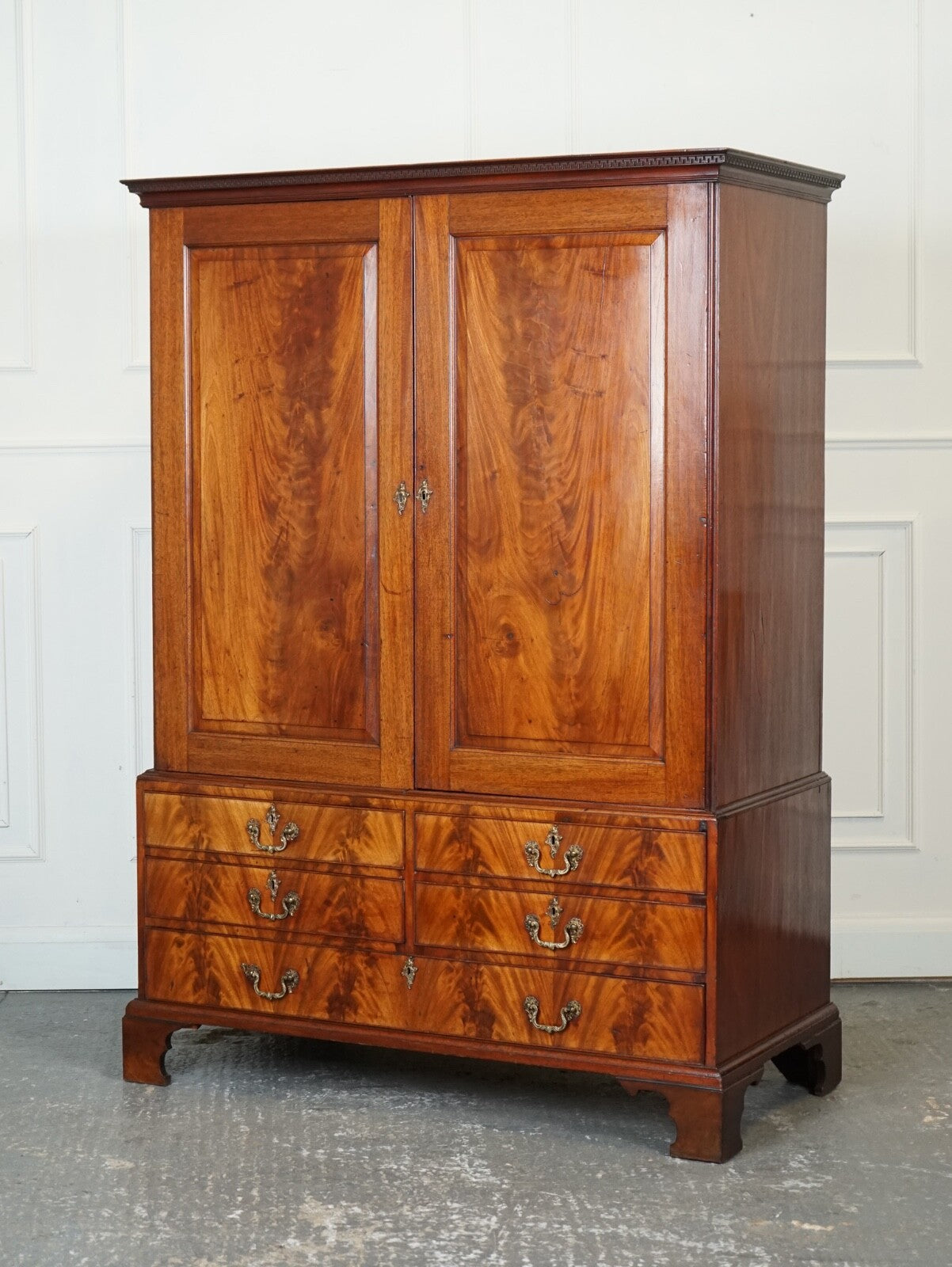 1800 ANTIQUE ENGLISH GEORGIAN FLAMED HARDWOOD LINEN PRESS WARDROBE ARMOIRE J1