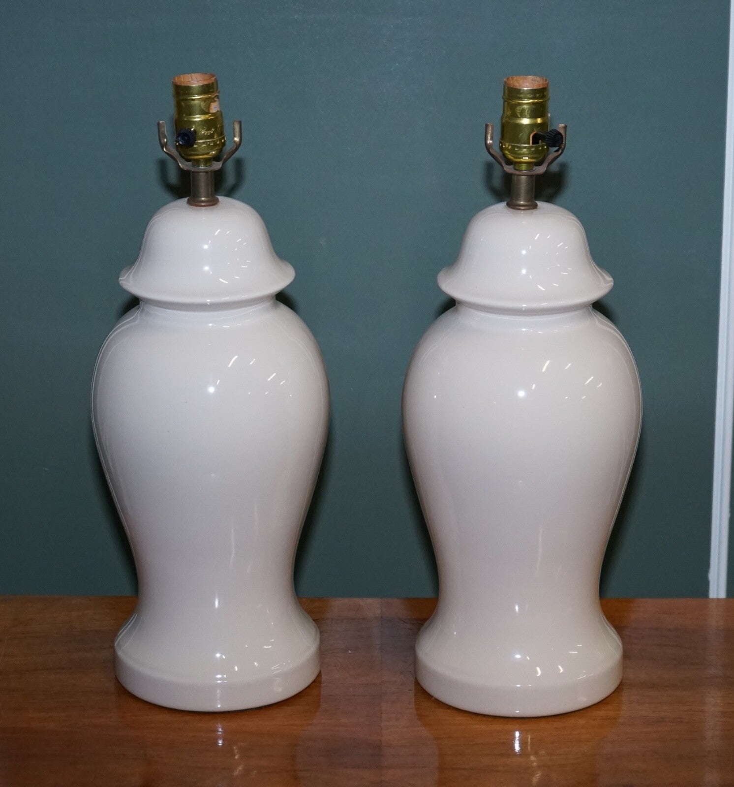 CIRCA 1970s VINTAGE CREAM COLOURED PORCELAIN PAIR OF LAMPS
