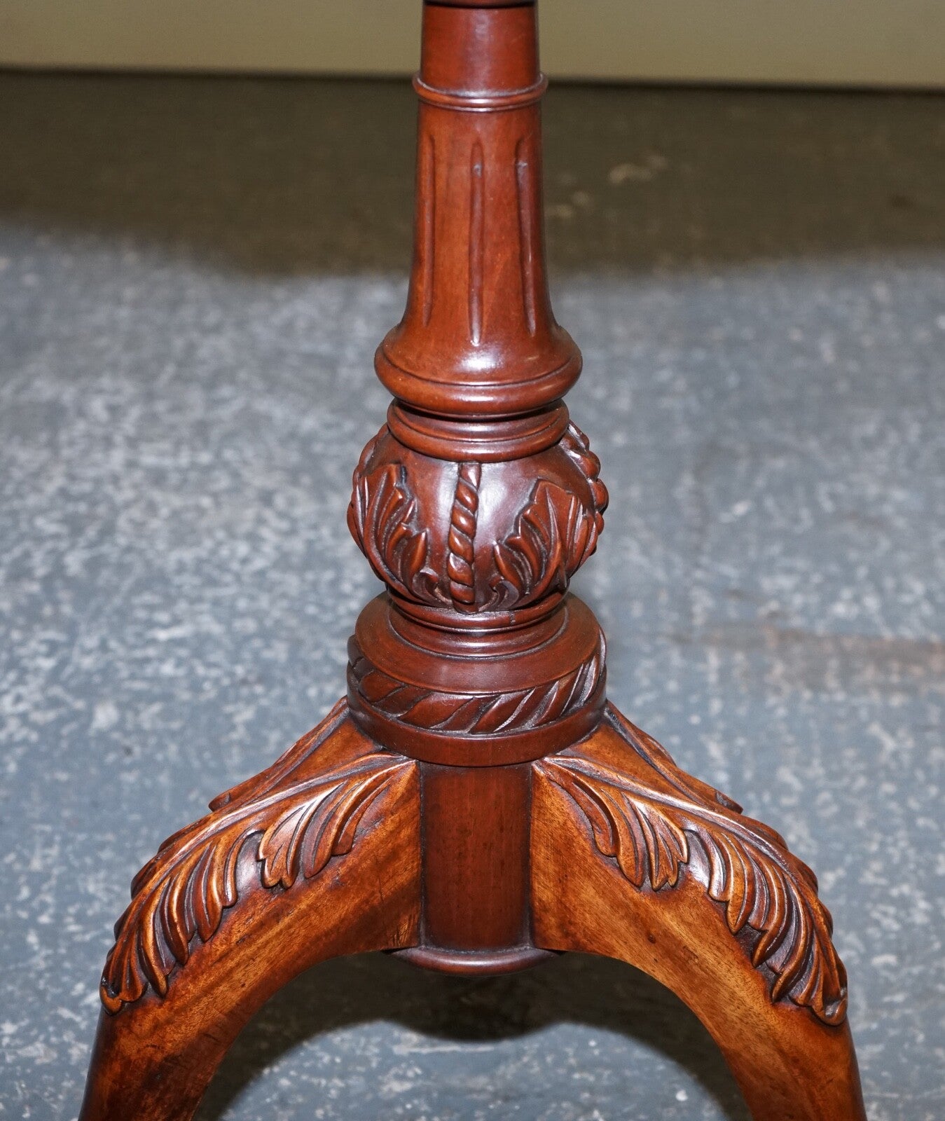 LOVELY LARGE HARDWOOD LARGE PIE CRUST TILT TOP SIDE WINE PLANT LAMP TABLE