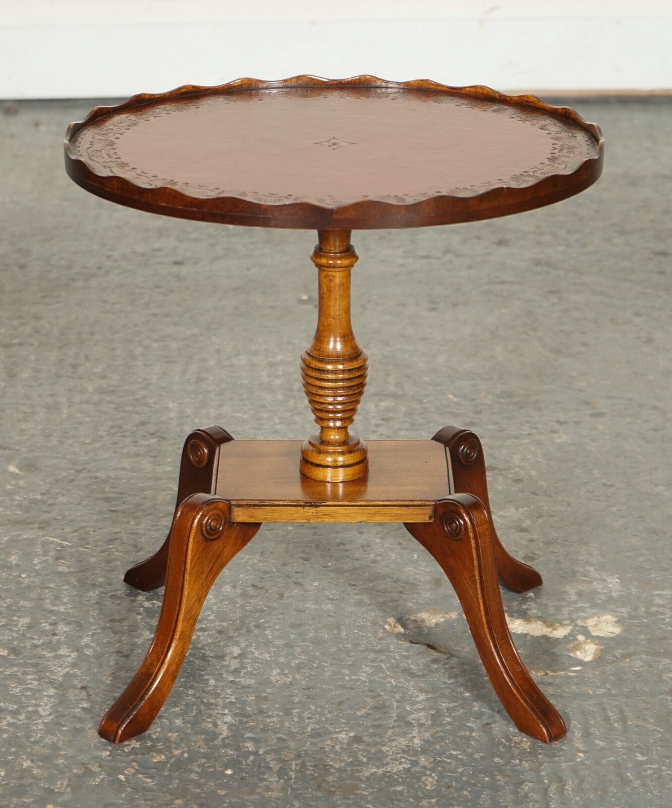 VINTAGE YEW WOOD BURGUNDY LEATHER TOP SIDE END LAMP WINE TABLE WITH PIE CRUST