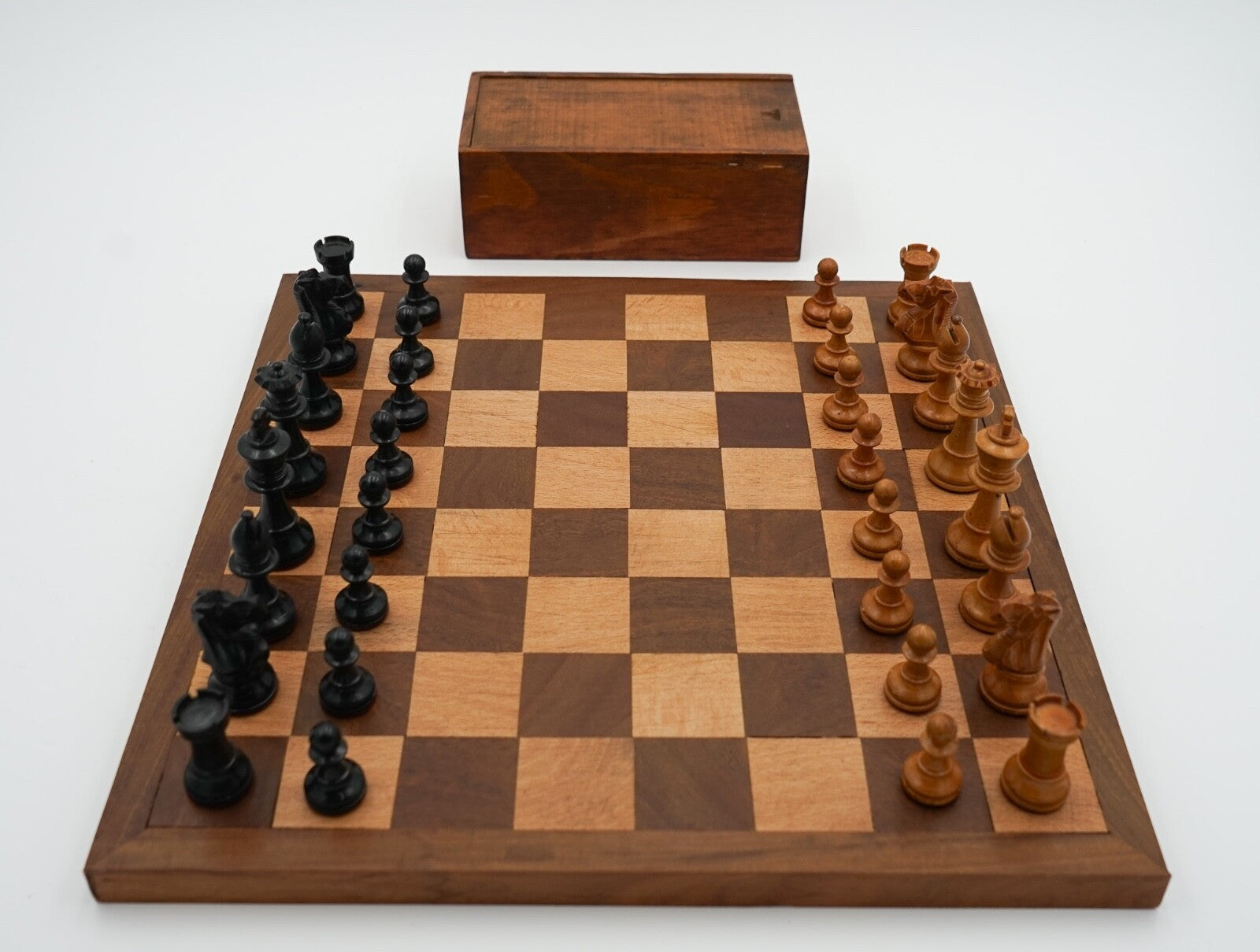 ANTIQUE ENGLISH QUALITY STAUNTON WEIGHTED CHESS SET WITH BOX AND BOARD