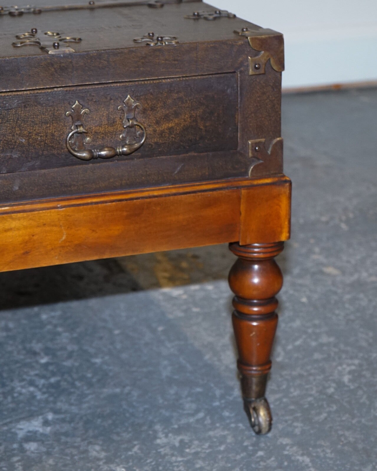 THEODORE ALEXANDER EXQUISITE LARGE COFFEE TABLE DRAWERS ON BOTH SIDES