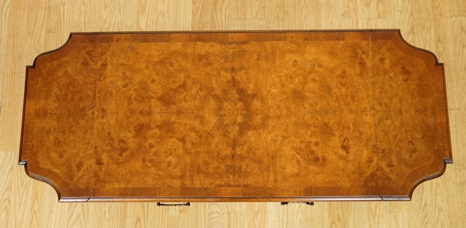 LOVELY BEVAN AND FUNNELL BURR WALNUT EXTENDING DROPLEAF SIDE END TABLE