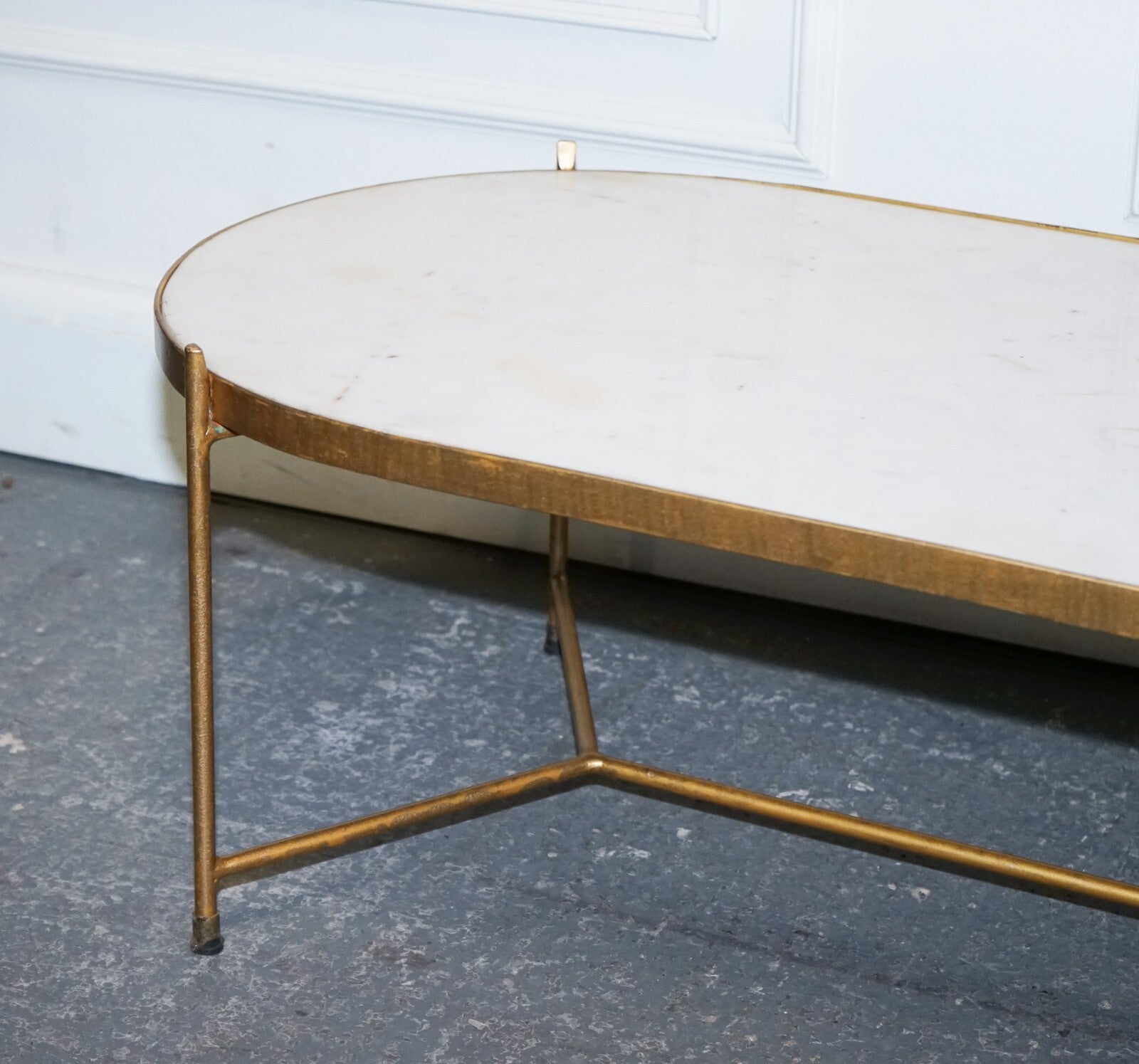 CONTEMPORARY ITALIAN TWO TONE MARBLE & LIMESTONE COFFEE TABLE ON METAL GOLD LEGS