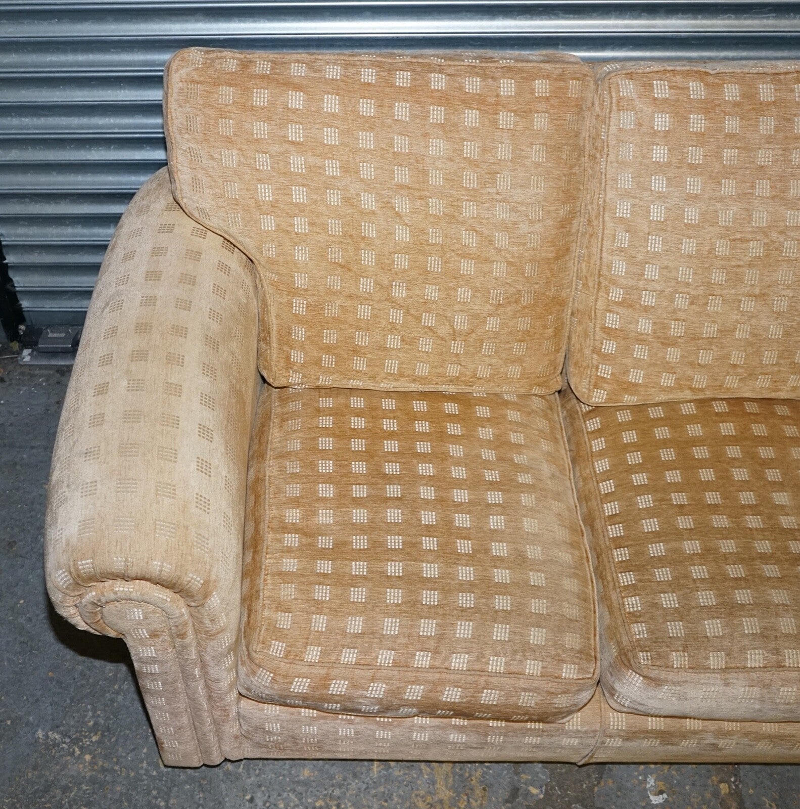 STUNNING DURESTA THREE SEATER WALDORF SOFA IN GOLD CHECKERED FABRIC