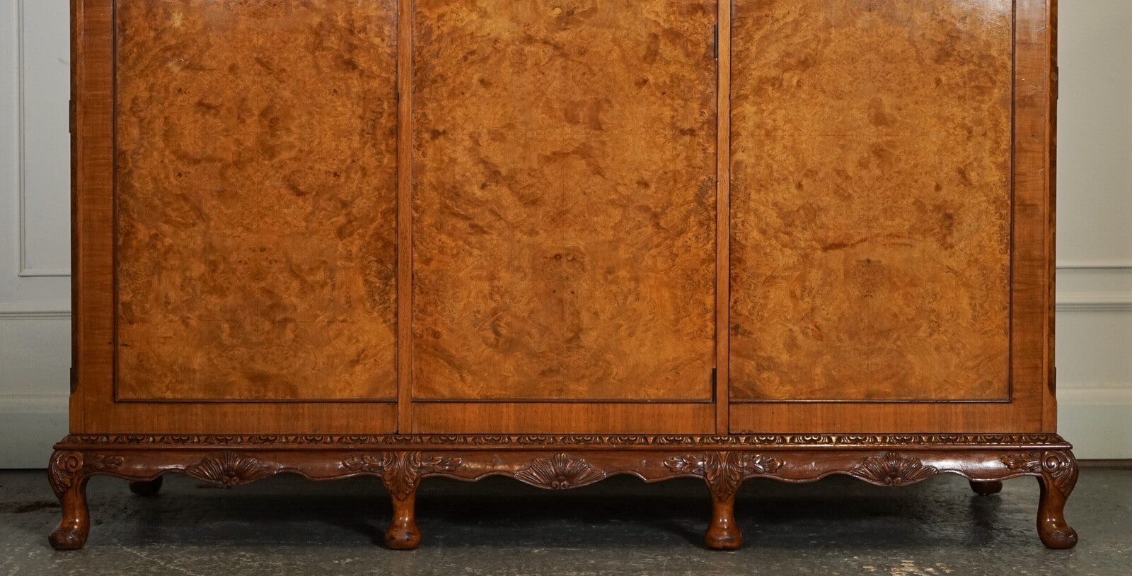 VICTORIAN QUEEN ANNE BURR WALNUT HEAVILY CARVED TRIPLE DOOR WARDROBE