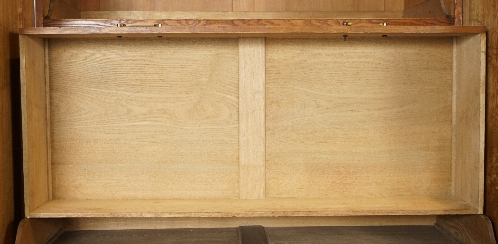 LATE ANTIQUE VICTORIAN OAK TRIPLE WARDROBE MADE BY MARSH JONES & CRIBB CIRCA1890