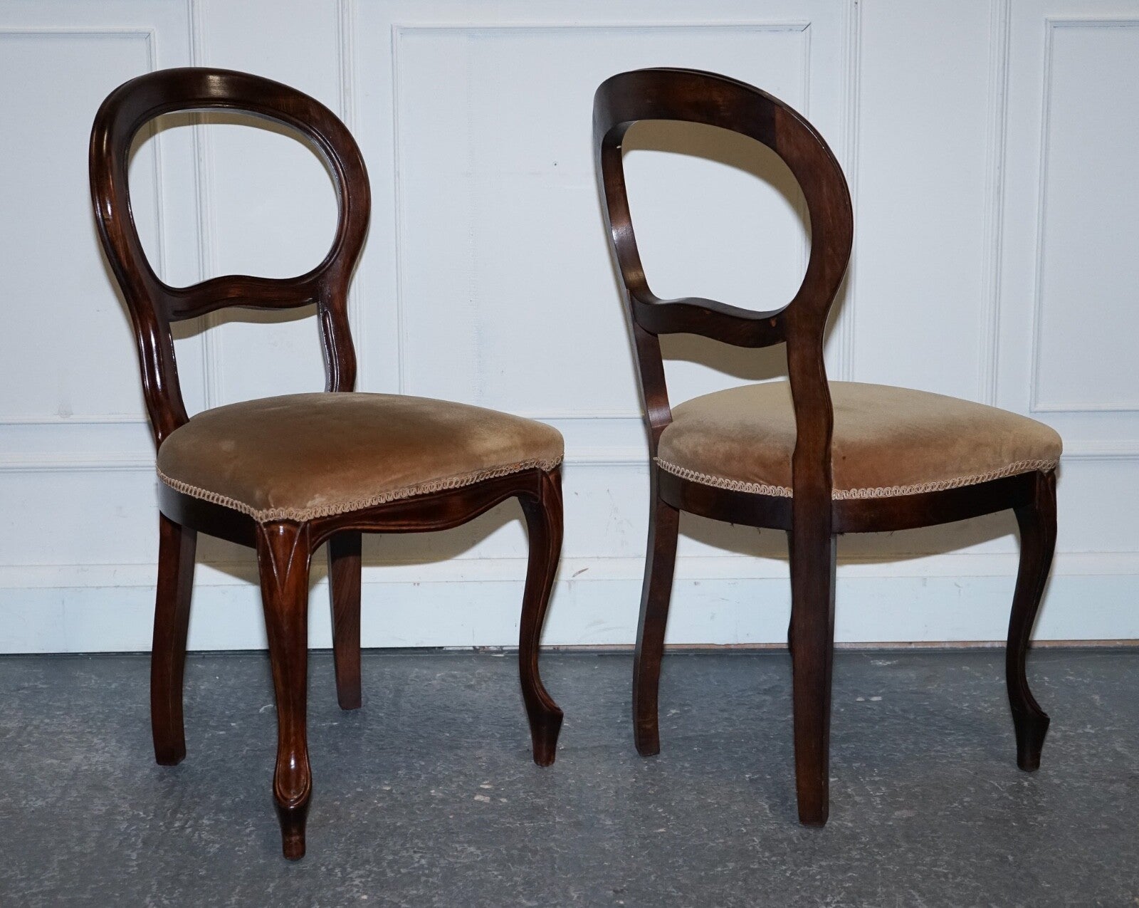 VINTAGE SET OF FOUR WOODEN BALLOON BACK DINING CHAIRS WITH VELVET SEAT