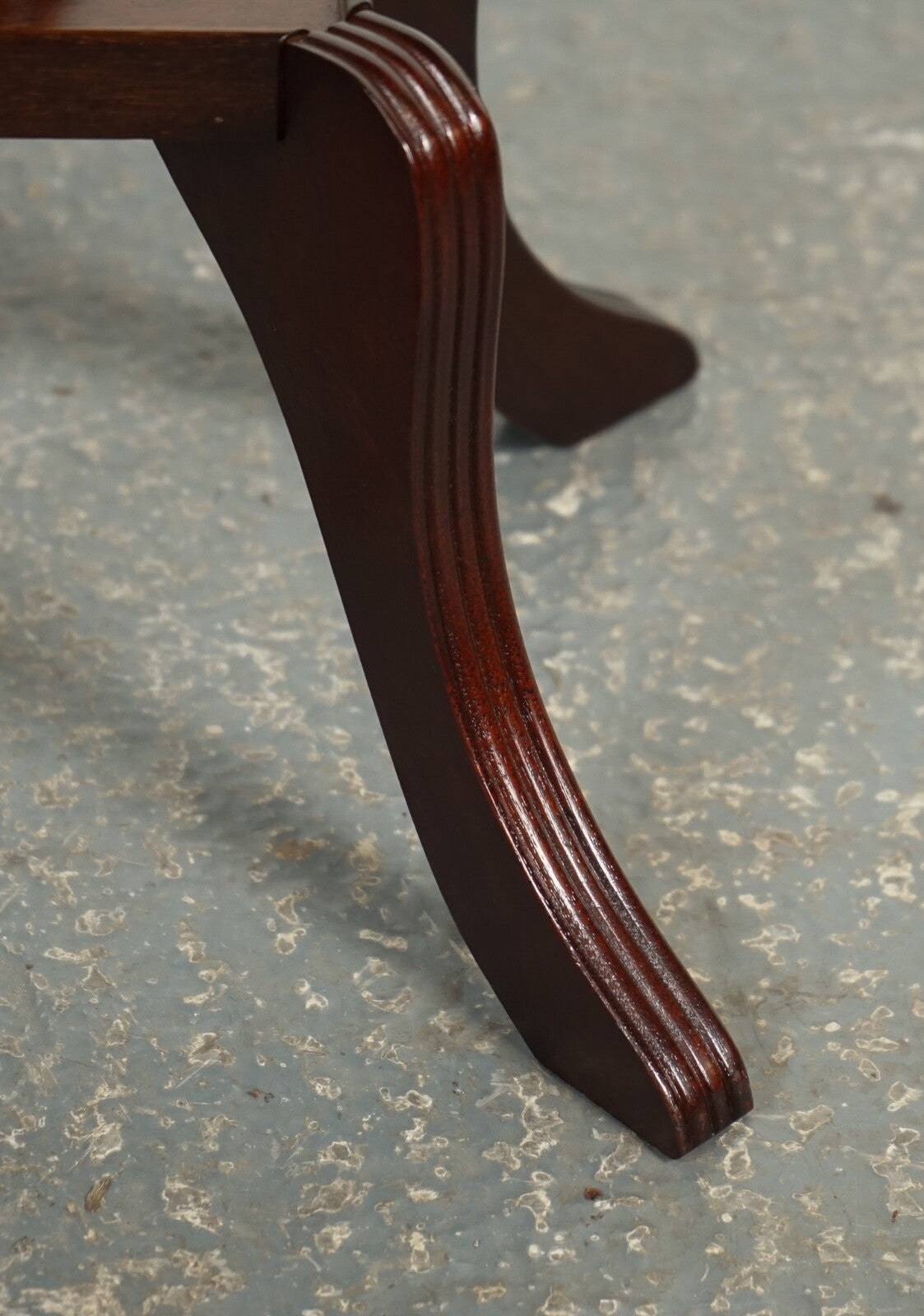 FLAMED HARDWOOD OVAL PIE CRUST SIDE END LAMP TABLE J1