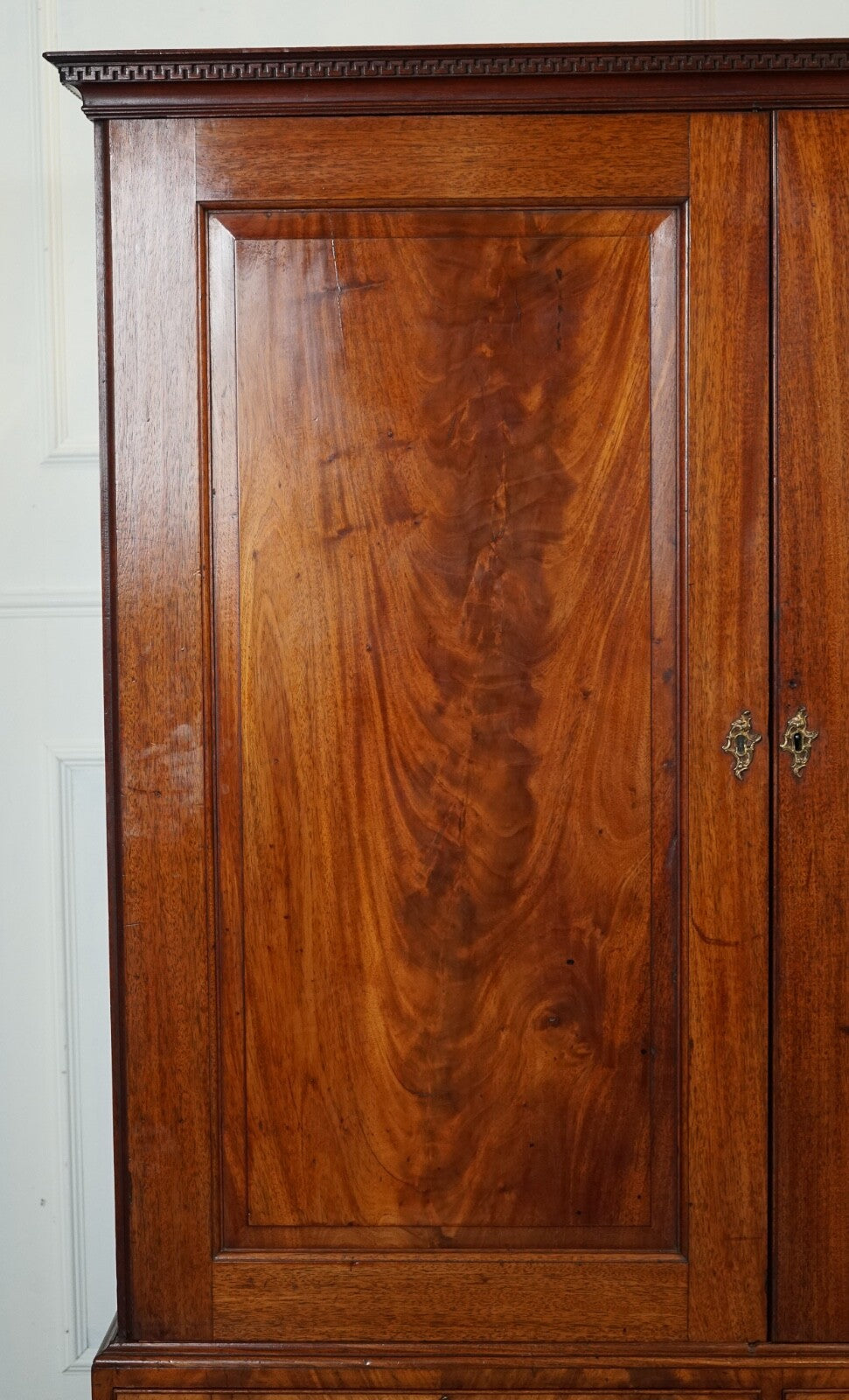 1800 ANTIQUE ENGLISH GEORGIAN FLAMED HARDWOOD LINEN PRESS WARDROBE ARMOIRE J1
