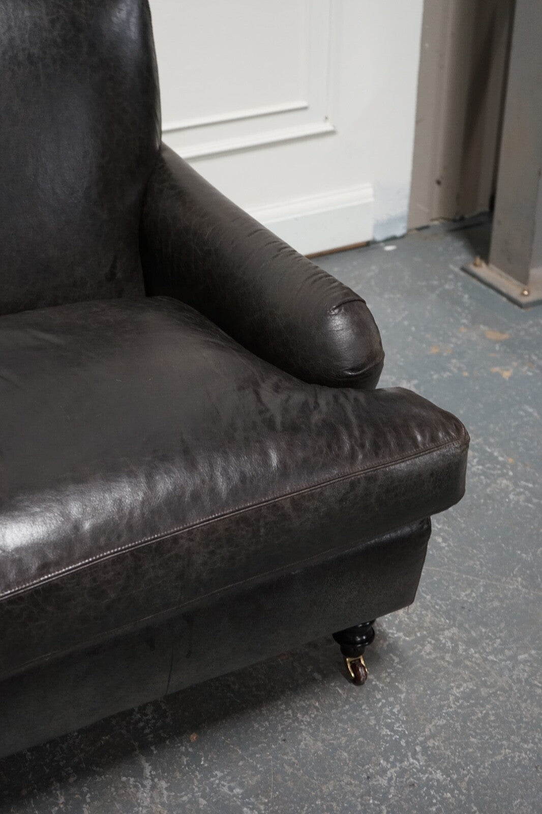 EXQUISITE HOWARD STYLE HERITAGE GREY LEATHER SOFA (1/2) J1