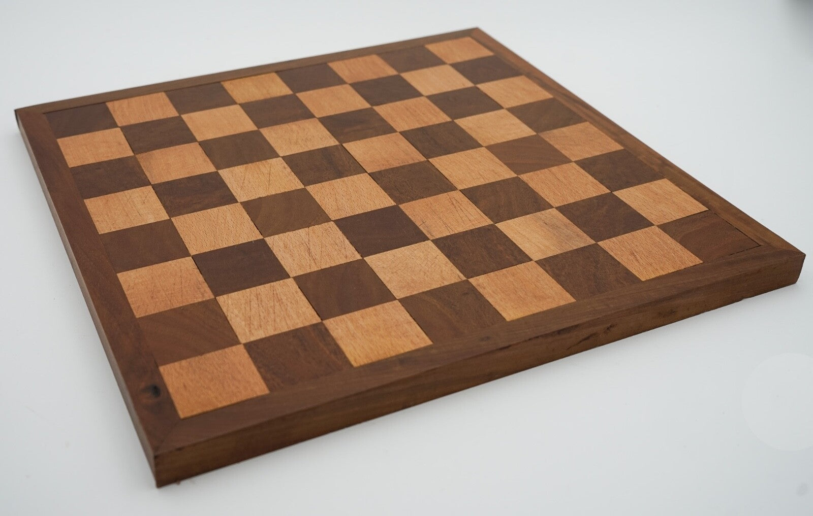 ANTIQUE ENGLISH QUALITY STAUNTON WEIGHTED CHESS SET WITH BOX AND BOARD