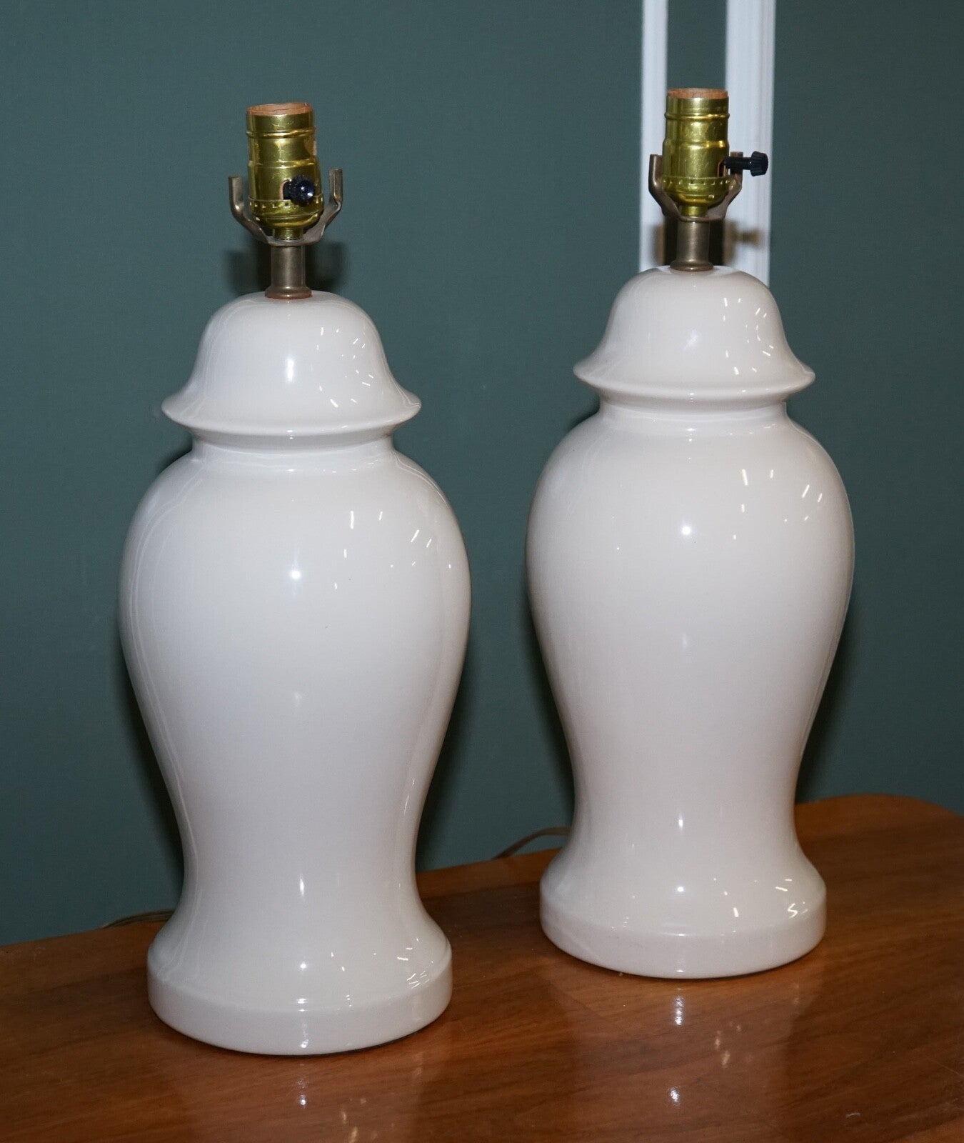 CIRCA 1970s VINTAGE CREAM COLOURED PORCELAIN PAIR OF LAMPS
