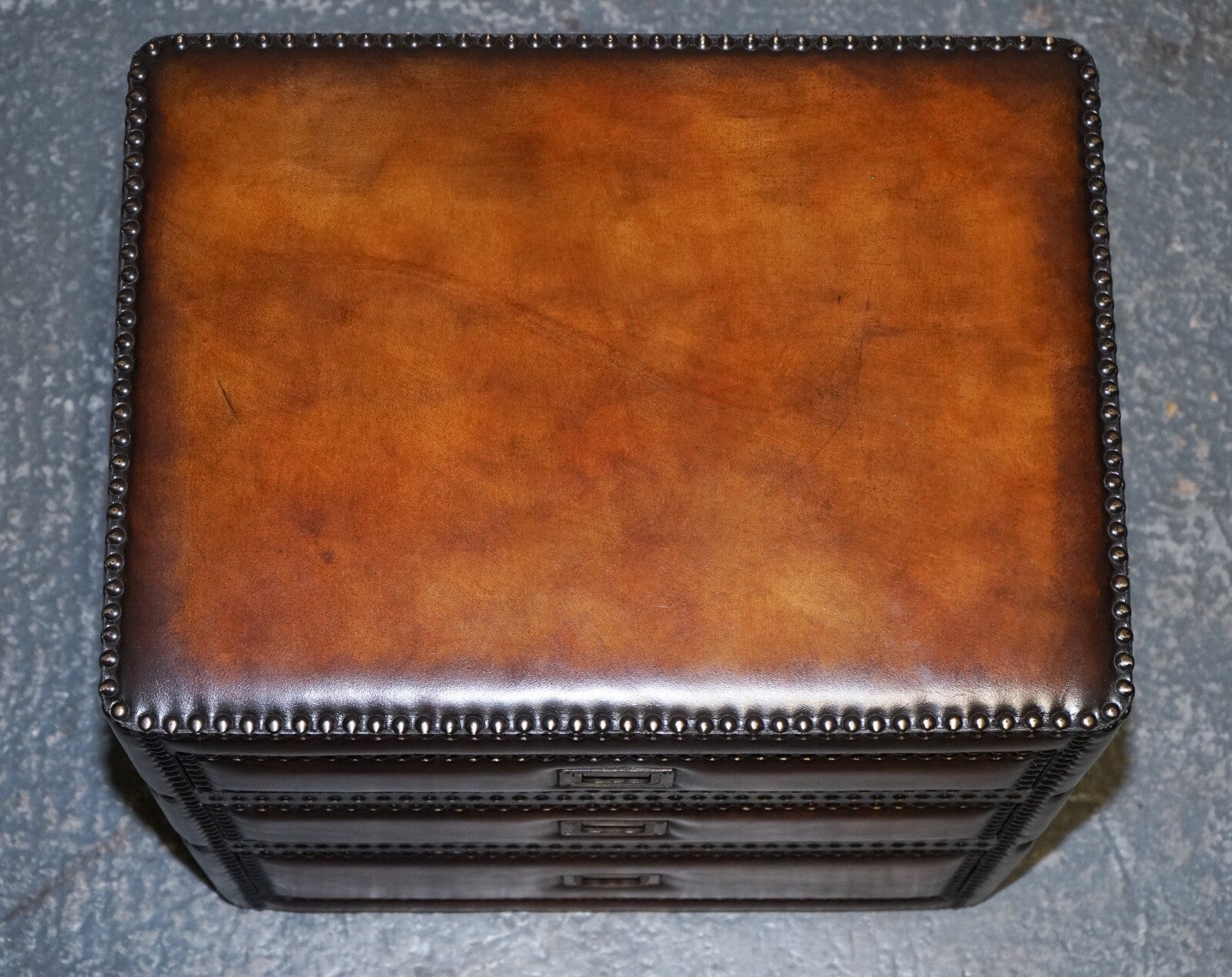 LUXURY PAIR OF RESTORED HAND DYED LEATHER MILITARY CAMPAIGN BEDSIDE NIGHTSTANDS