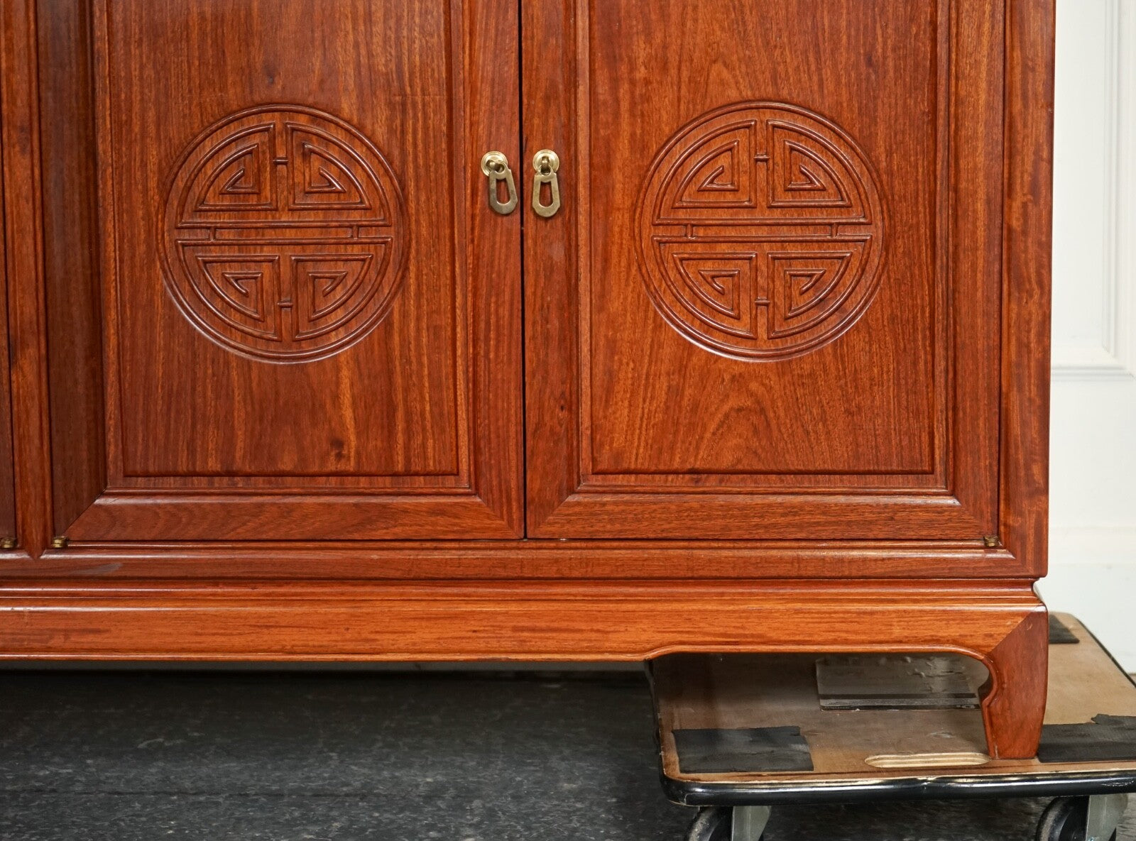 LARGE VINTAGE ORIENTAL CHINESE CARVED SOLID HARDWOOD BOOKCASE DISPLAY CABINET