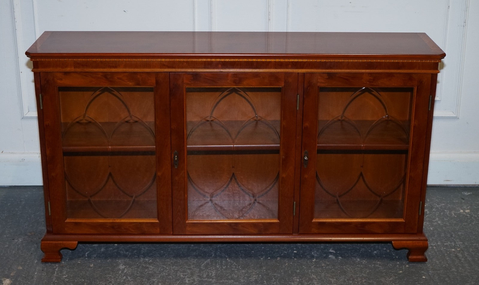VINTAGE YEW WOOD GLAZED BOOKCASE SIDEBOARD TRIPLE DOOR DISPLAY CABINET