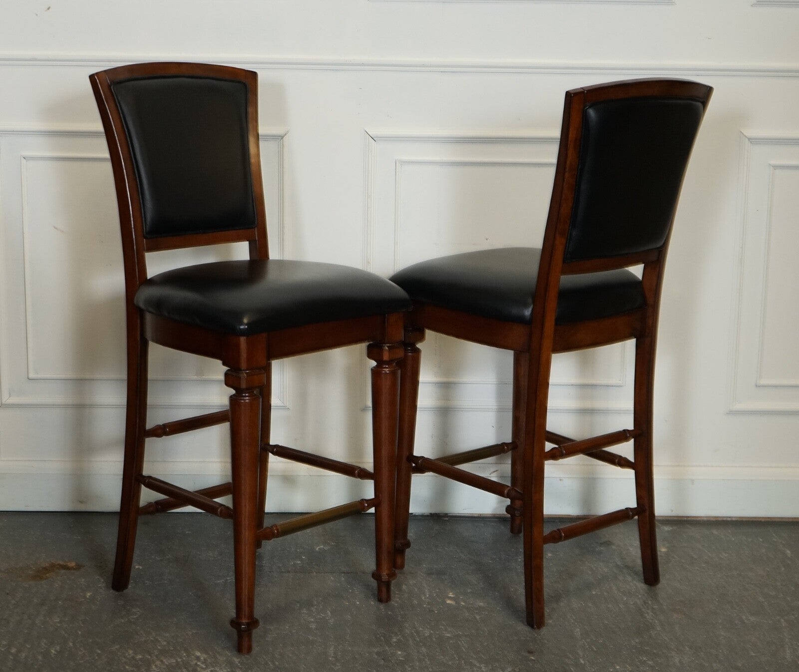 STUNNING HOWARD & MILLER STYLE AMERICAN BAR WITH GRANITE TOP & PAIR OF BARSTOOLS