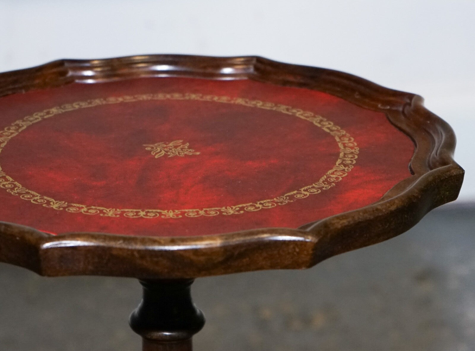 VINTAGE BURGUNDY LEATHER GOLD EMBOSSED SIDE END WINE LAMP OCCASIONAL TABLE