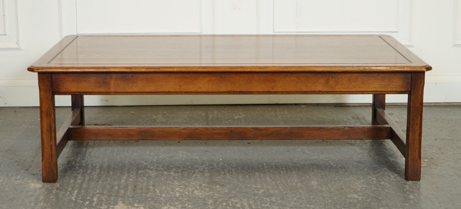 STUNNING LARGE OAK VINTAGE COFFEE TABLE WITH NICE GRAIN OAK TOP AND H FRAME
