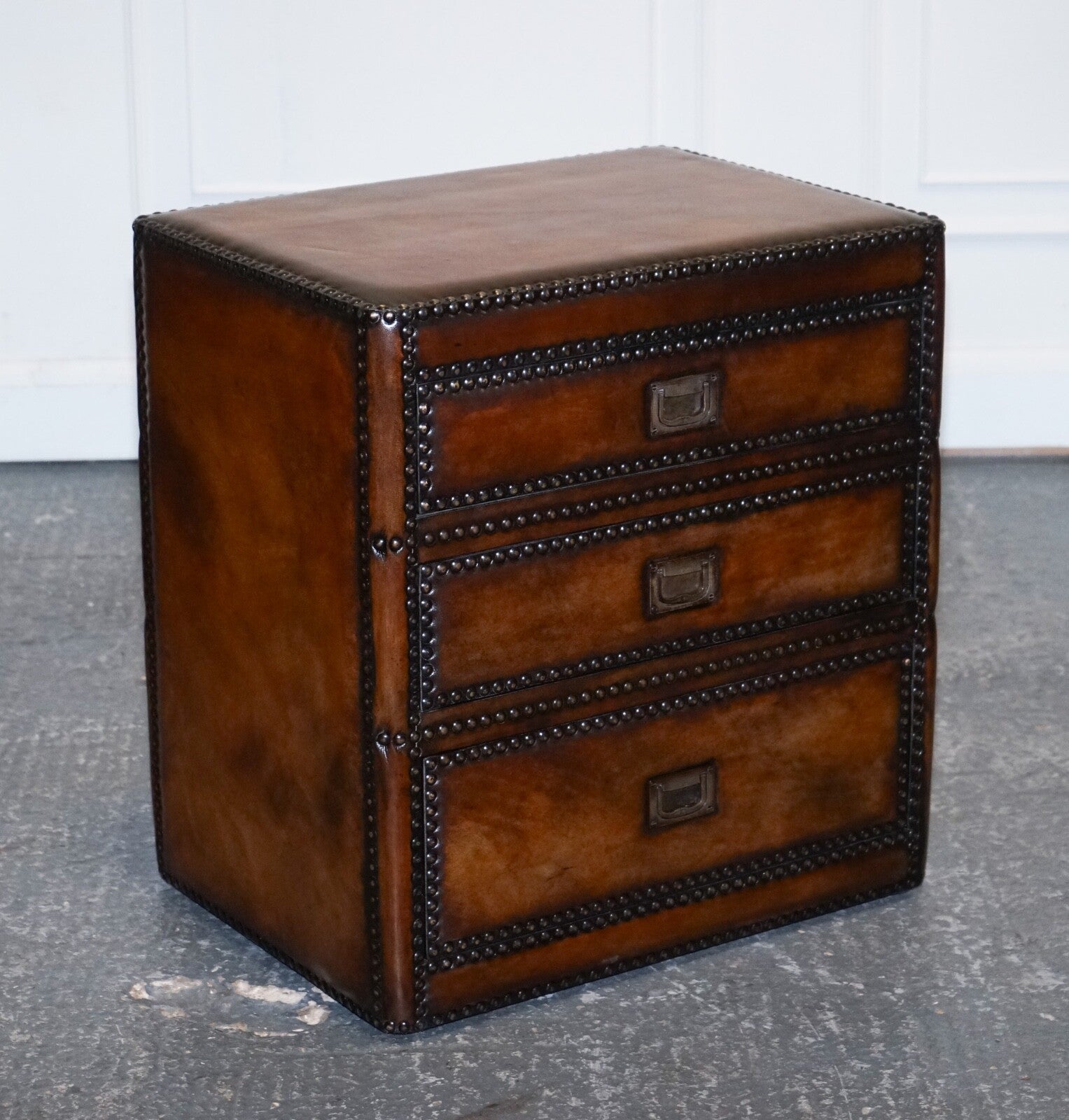 LUXURY PAIR OF RESTORED HAND DYED LEATHER MILITARY CAMPAIGN BEDSIDE NIGHTSTANDS