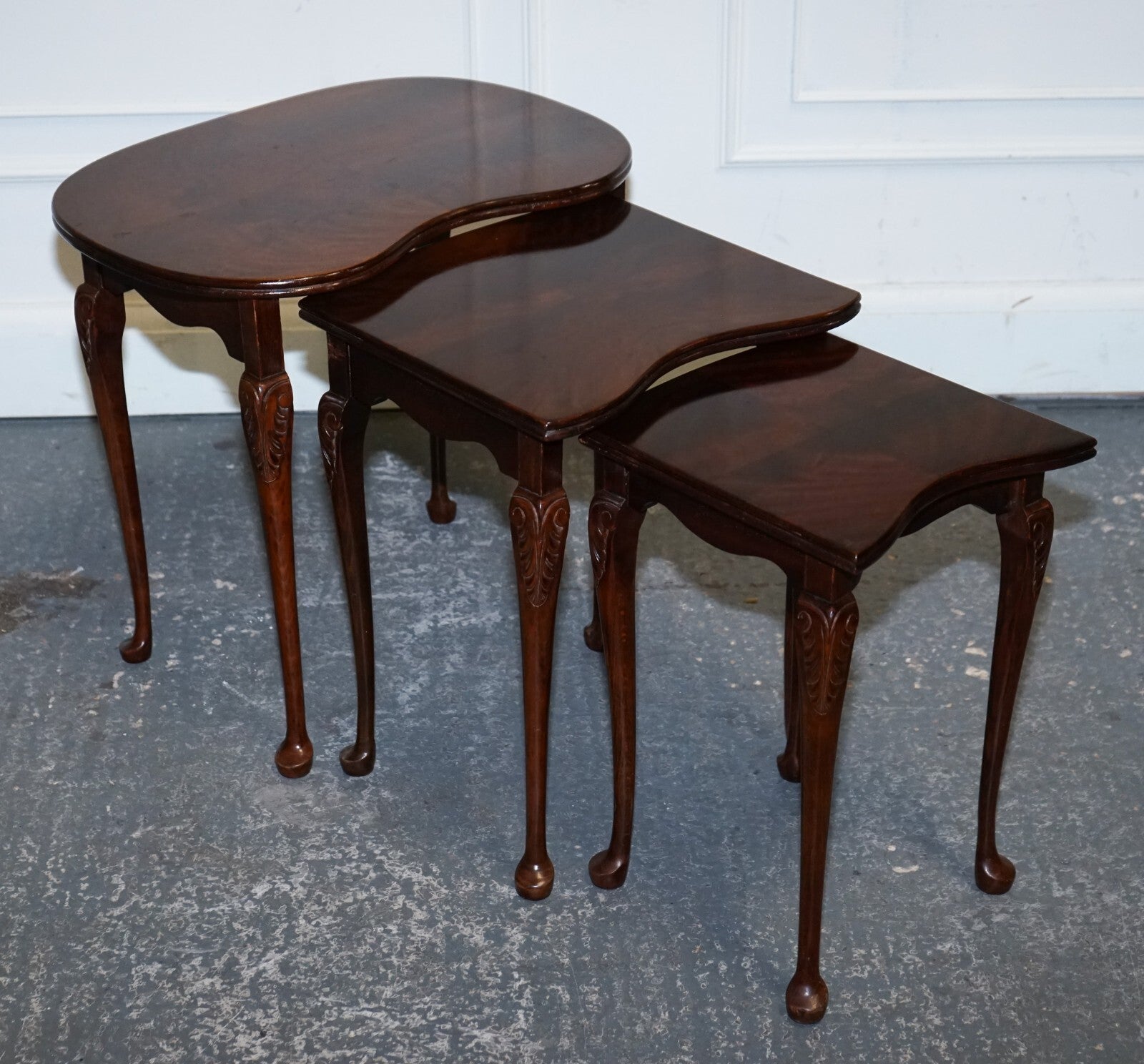 VINTAGE KIDNEY SHAPE FLAMED MAHOGANY NEST OF THREE TABLES QUEEN ANNE LEGS