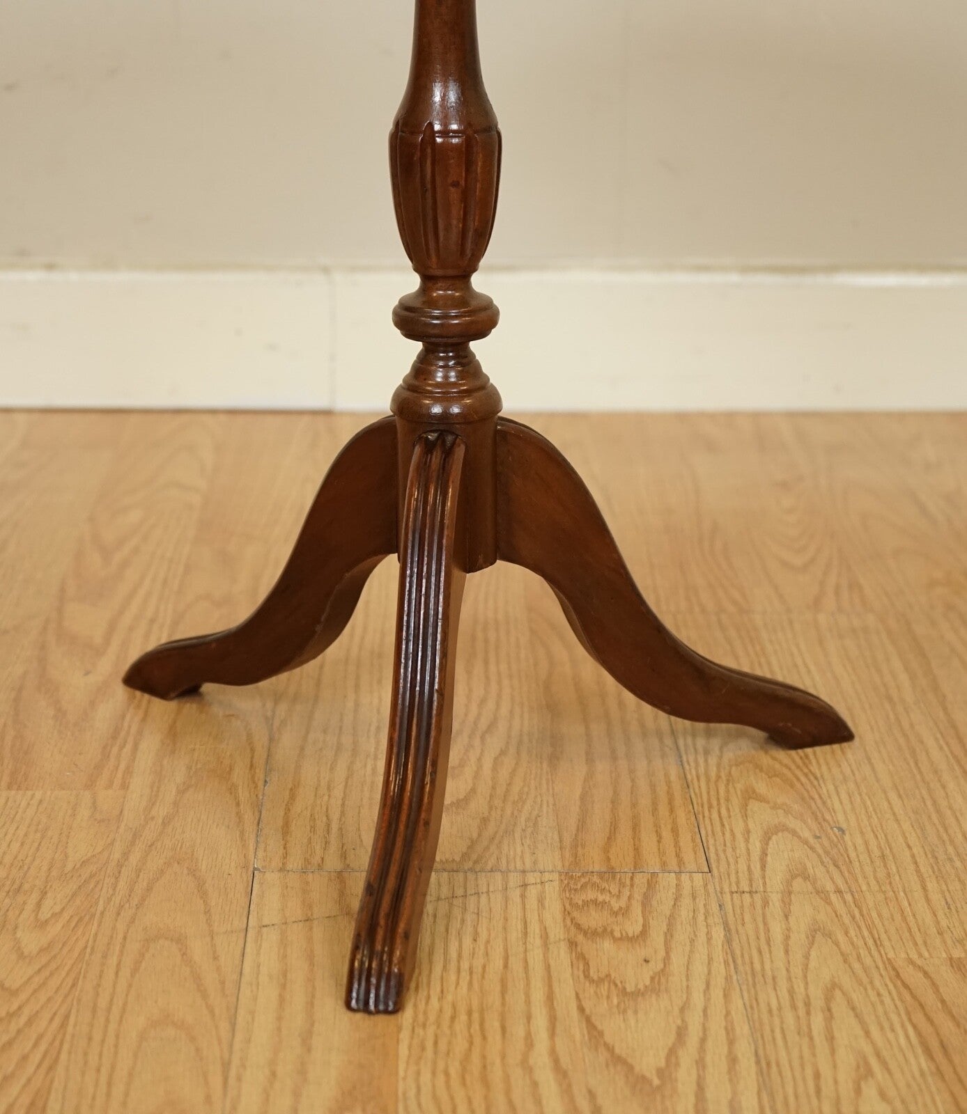 LOVELY VINTAGE SIDE END PLANT SIDE TABLE WITH RED LEATHER EMBOSSED TOP