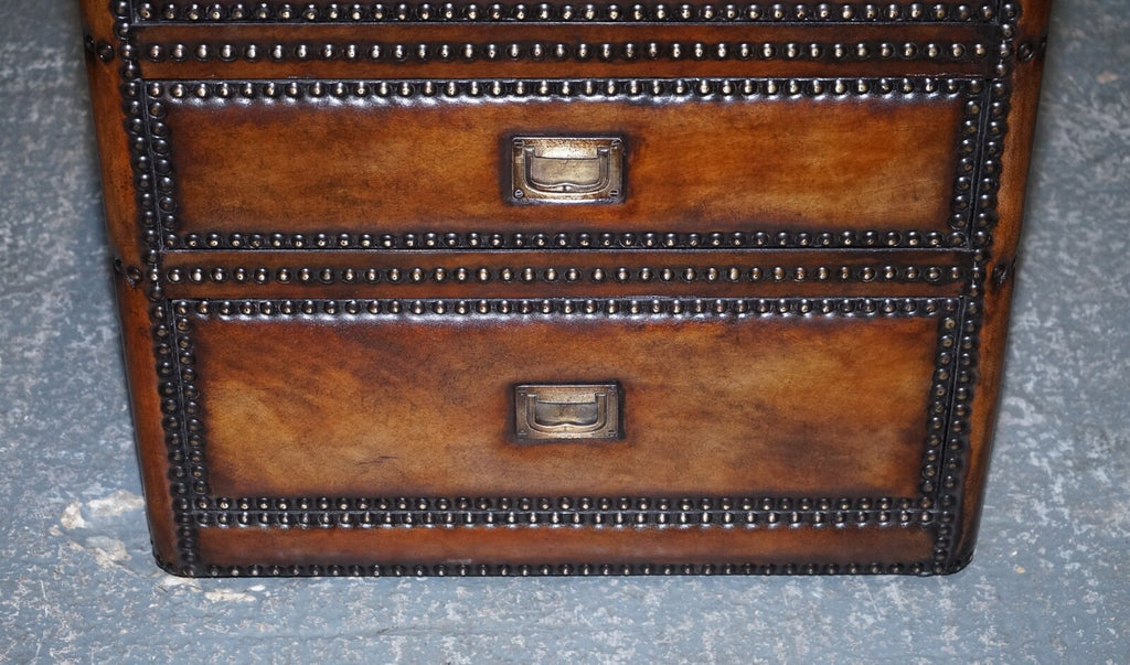 LUXURY PAIR OF RESTORED HAND DYED LEATHER MILITARY CAMPAIGN BEDSIDE NIGHTSTANDS