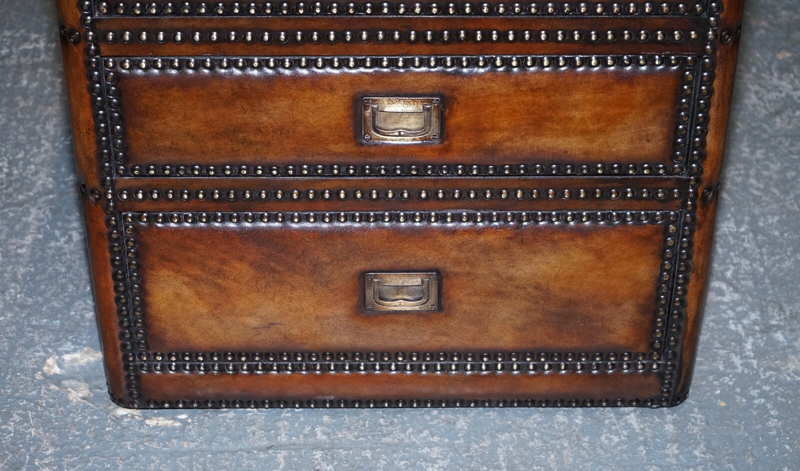 LUXURY PAIR OF RESTORED HAND DYED LEATHER MILITARY CAMPAIGN BEDSIDE NIGHTSTANDS