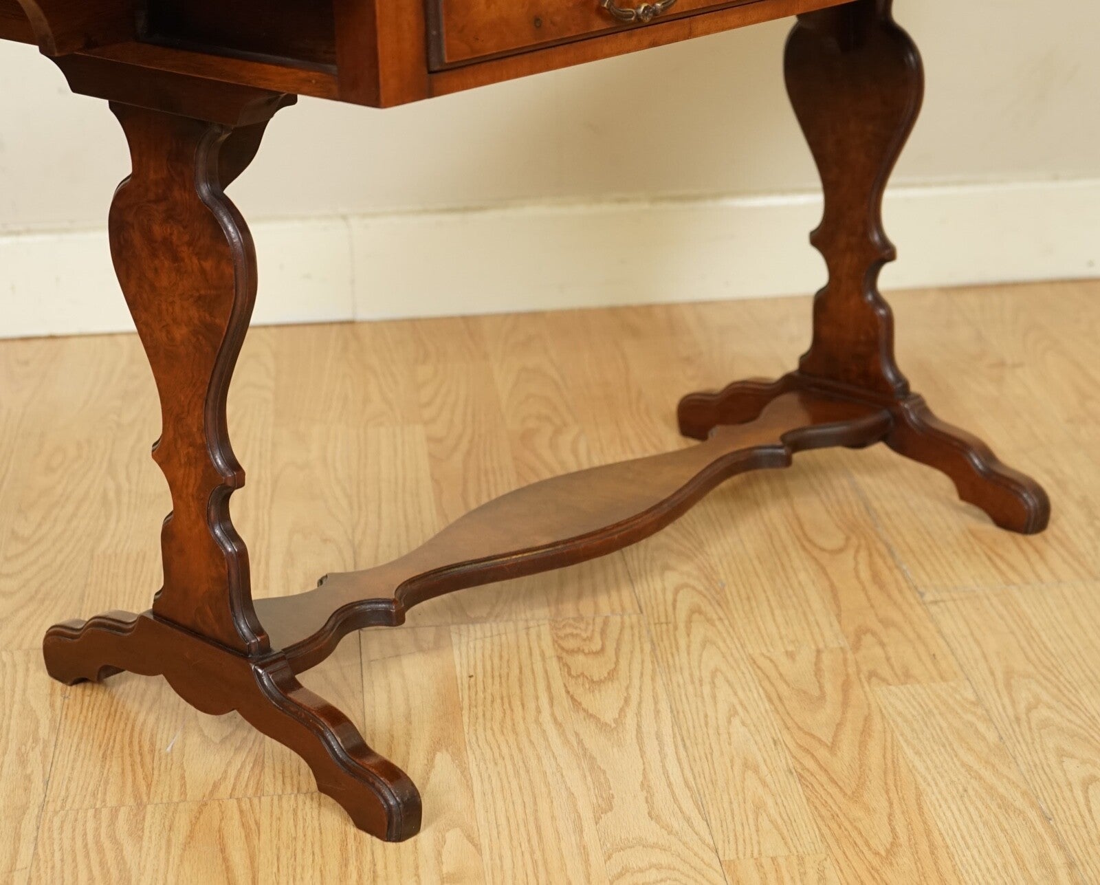 LOVELY BEVAN AND FUNNELL BURR WALNUT EXTENDING DROPLEAF SIDE END TABLE