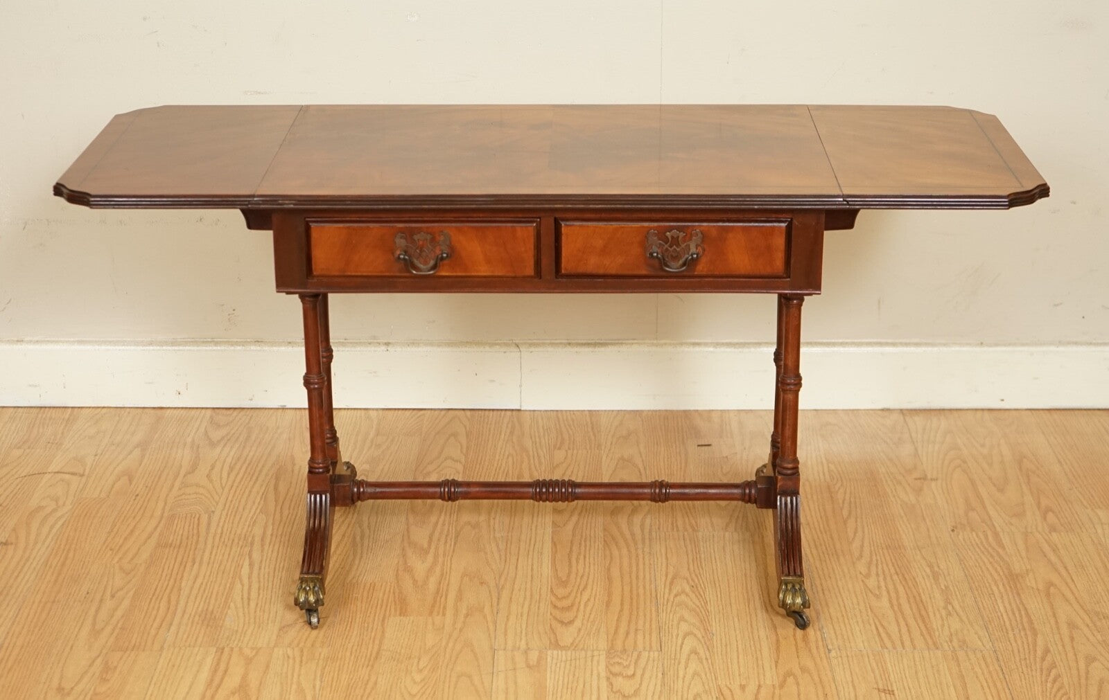 LOVELY VINTAGE FLAMED MAHOGANY EXTENDING DROP LEAF SIDE END TABLE