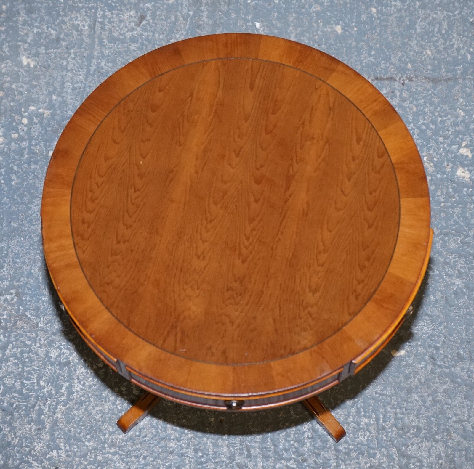 VINTAGE YEW WOOD CIRCULAR DRUM END SiDE LAMP TABLE