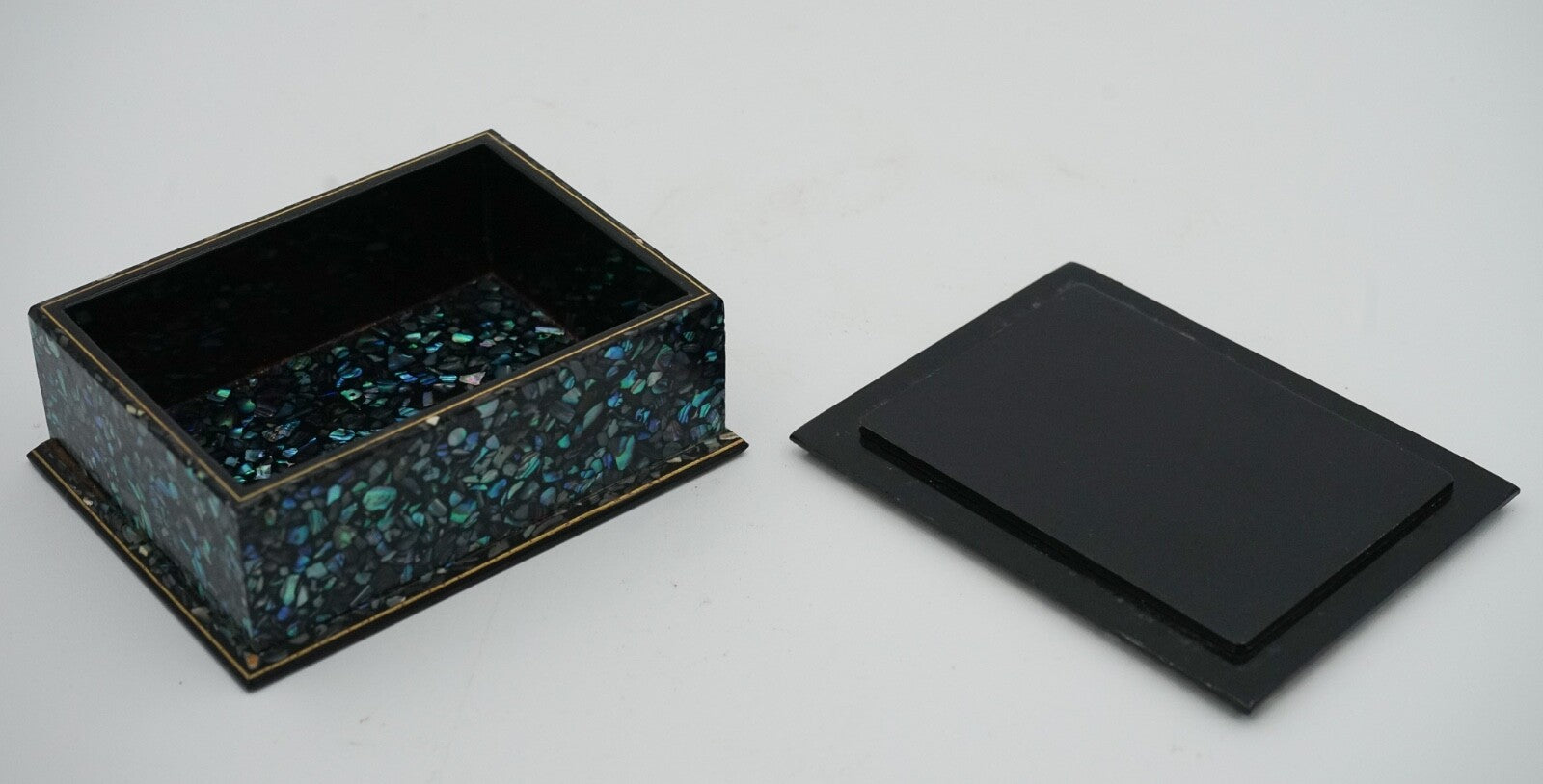 VINTAGE GENUINE PAUA SHELL ABALONE TRINKET JEWELERY STORAGE BOX FROM NEW ZEALAND
