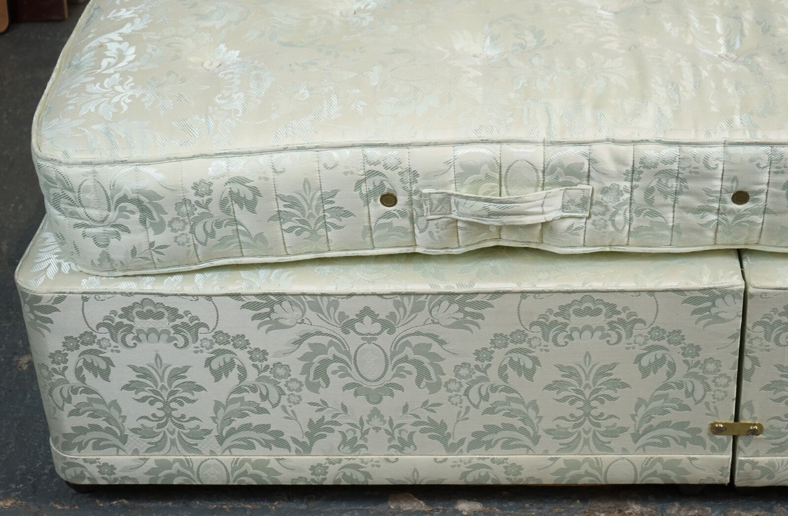 STAPLES & CO DOUBLE DIVAN & MATTRESS BED
