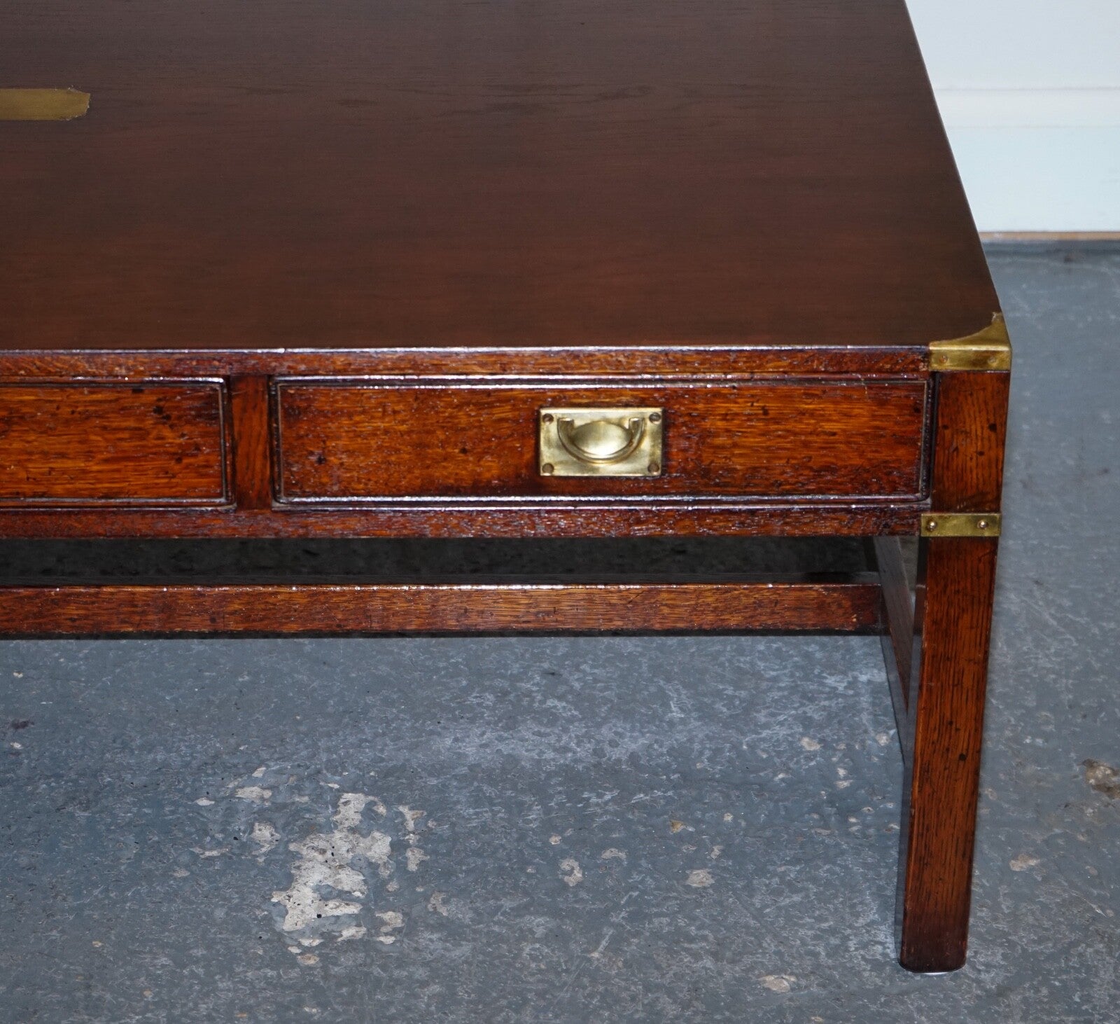 STUNNING MILITARY CAMPAIGN REH KENNEDY COFFEE TABLE WITH THREE DEEP DRAWERS