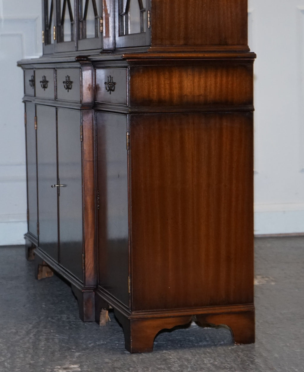 STUNNING GEORGIAN STYLE BREAKFRONT FOUR DOOR DISPLAY CABiNET BOOKCASE