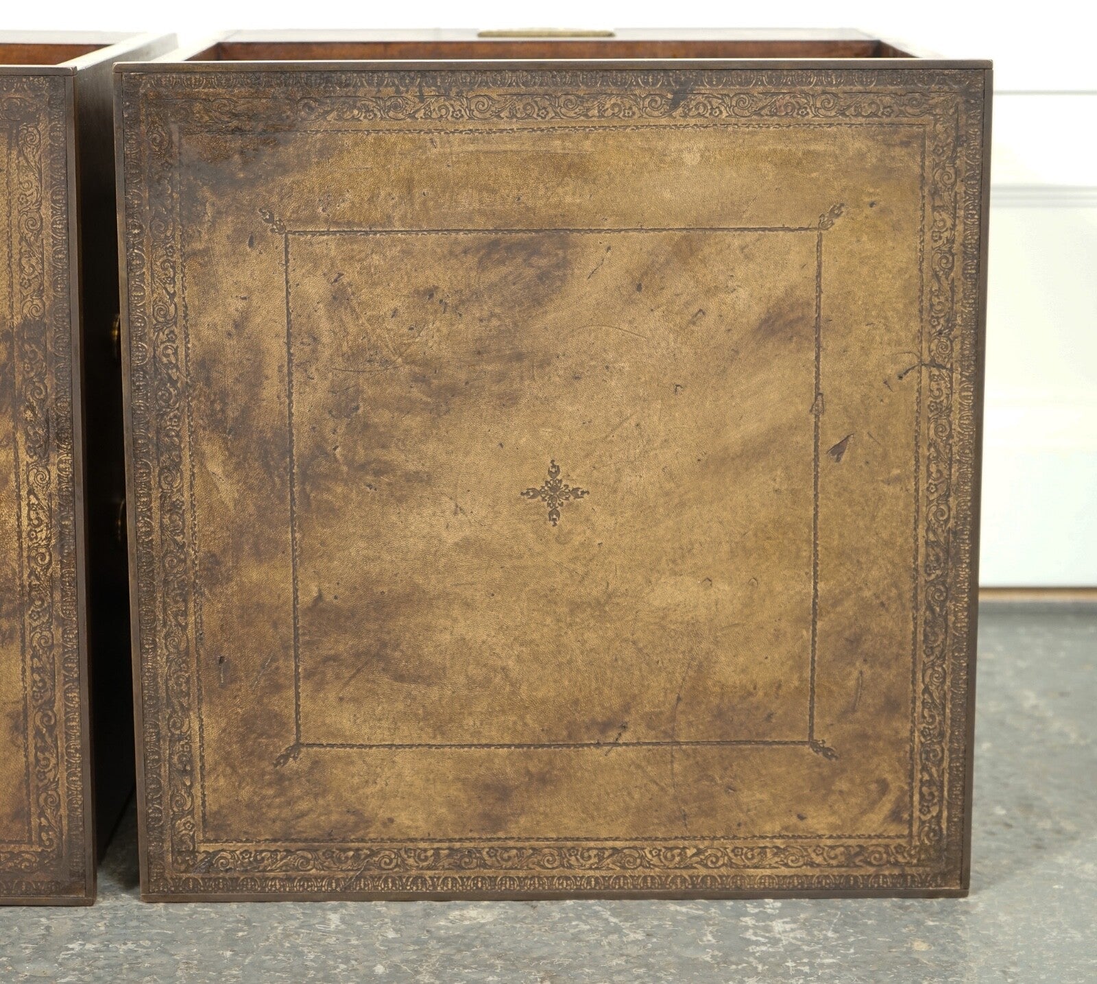 VINTAGE PAIR OF MILITARY CAMPAIGN BEDSIDE TABLES NIGHTSTANDS BROWN LEATHER TOPJ1