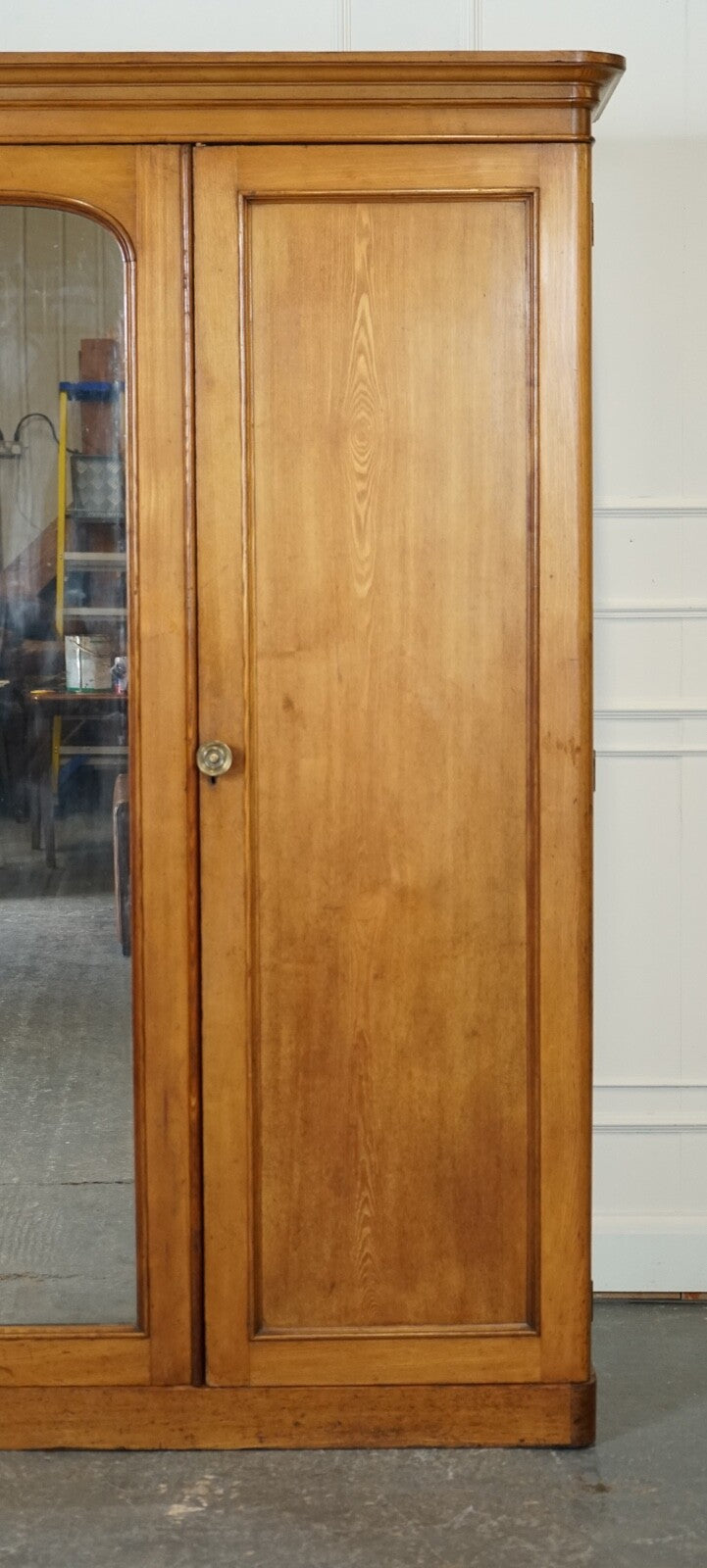 LATE ANTIQUE VICTORIAN OAK TRIPLE WARDROBE MADE BY MARSH JONES & CRIBB CIRCA1890