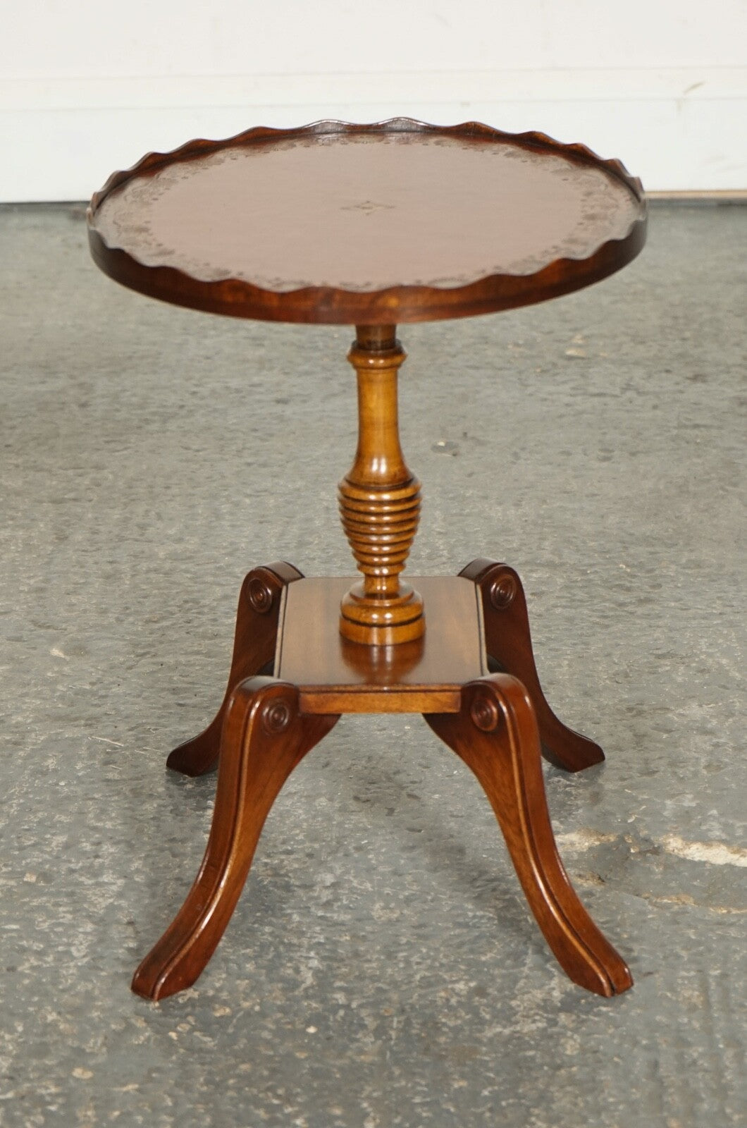 VINTAGE YEW WOOD BURGUNDY LEATHER TOP SIDE END LAMP WINE TABLE WITH PIE CRUST
