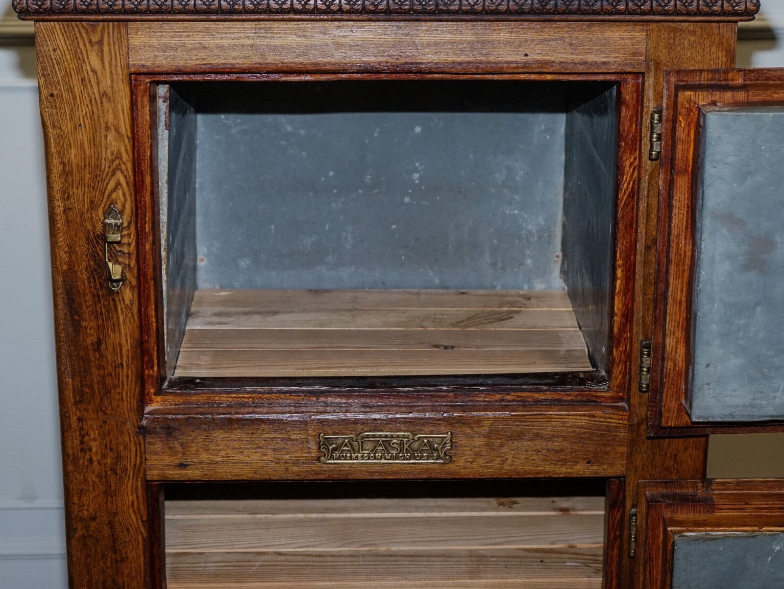 CIRCA 1900'S LARGE NORTH AMERICAN ALASKA MUSKEGON OAK LARDER ICE BOX COLLECTABLE