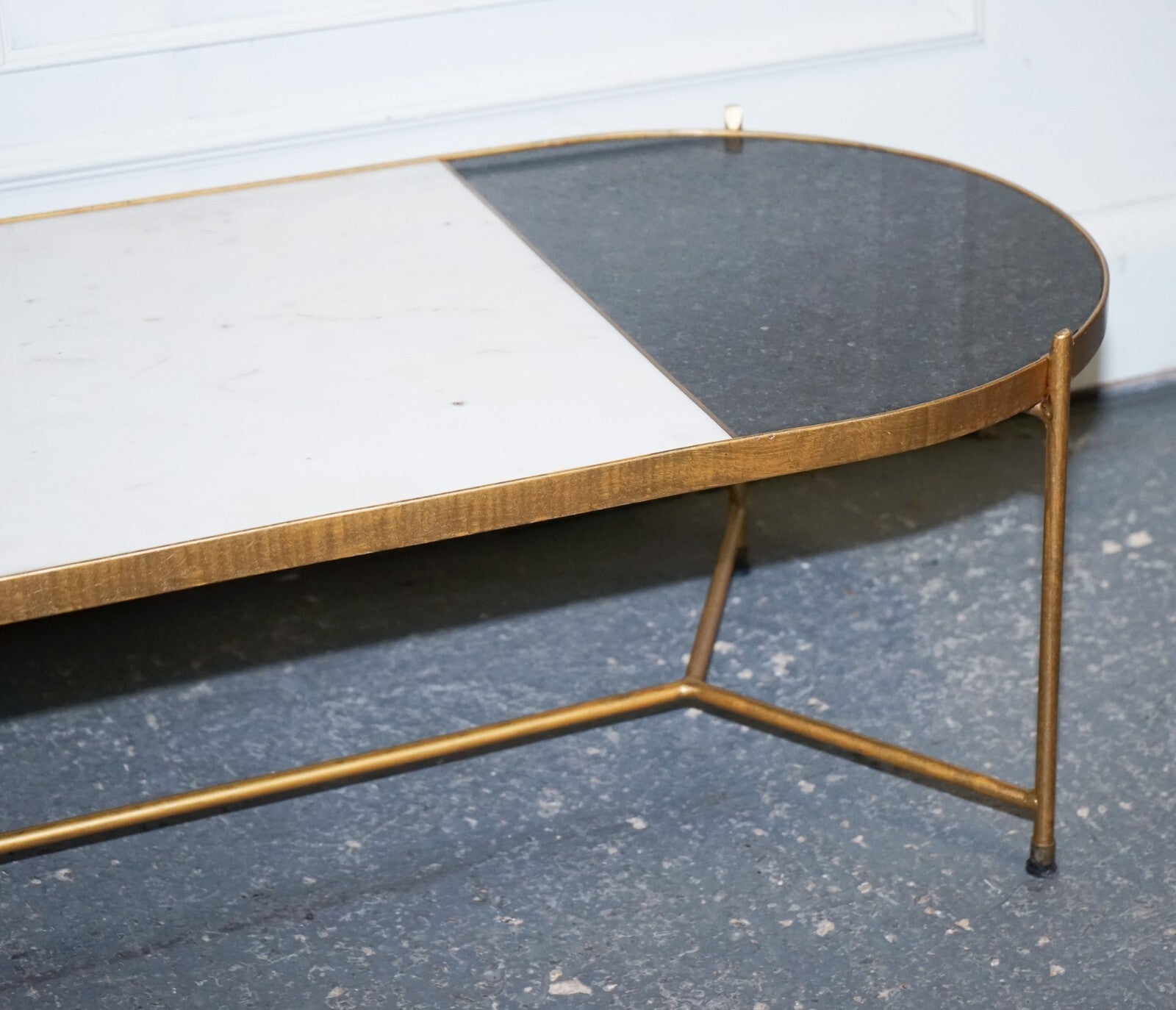 CONTEMPORARY ITALIAN TWO TONE MARBLE & LIMESTONE COFFEE TABLE ON METAL GOLD LEGS