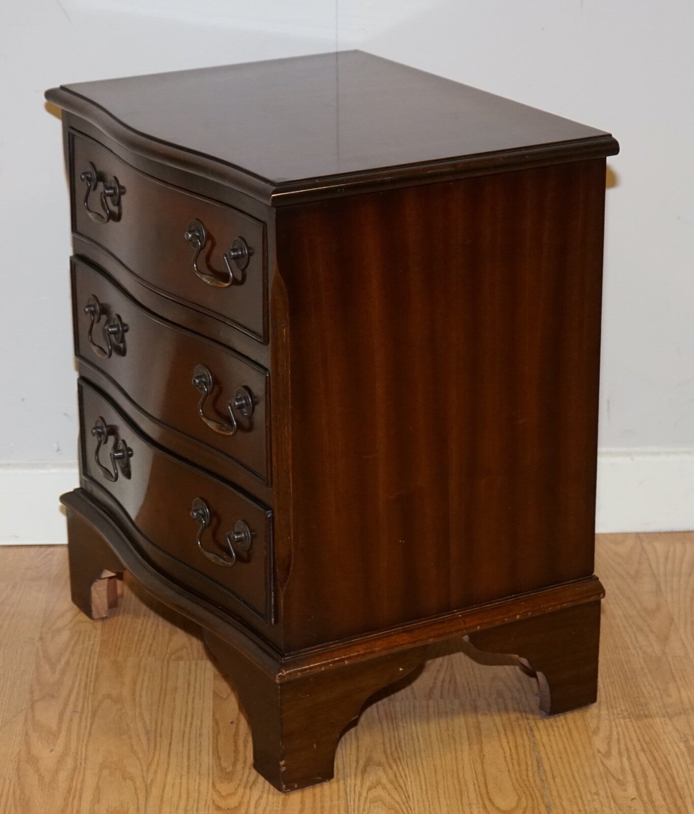 GEORGIAN STYLE MAHOGANY FLAME MAHOGANY CHEST OF DRAWERS